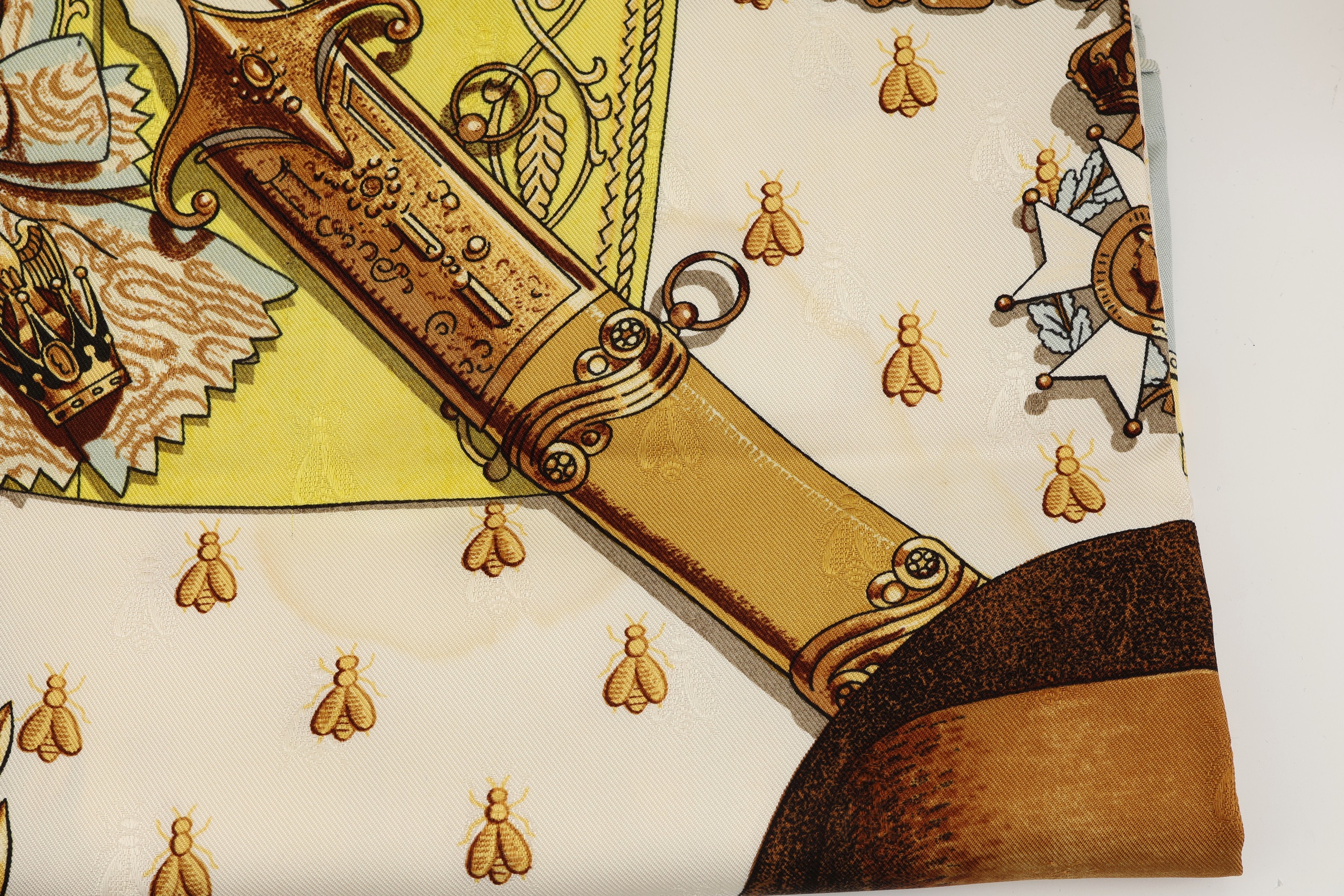 Detail a: HERMES Seiden Carree "Napoleon", Entwurf Philippe Ledoux, entsprechende Motive,grauer Rand mit Bienenprägung, handrolliert, fleckig, ca. ...