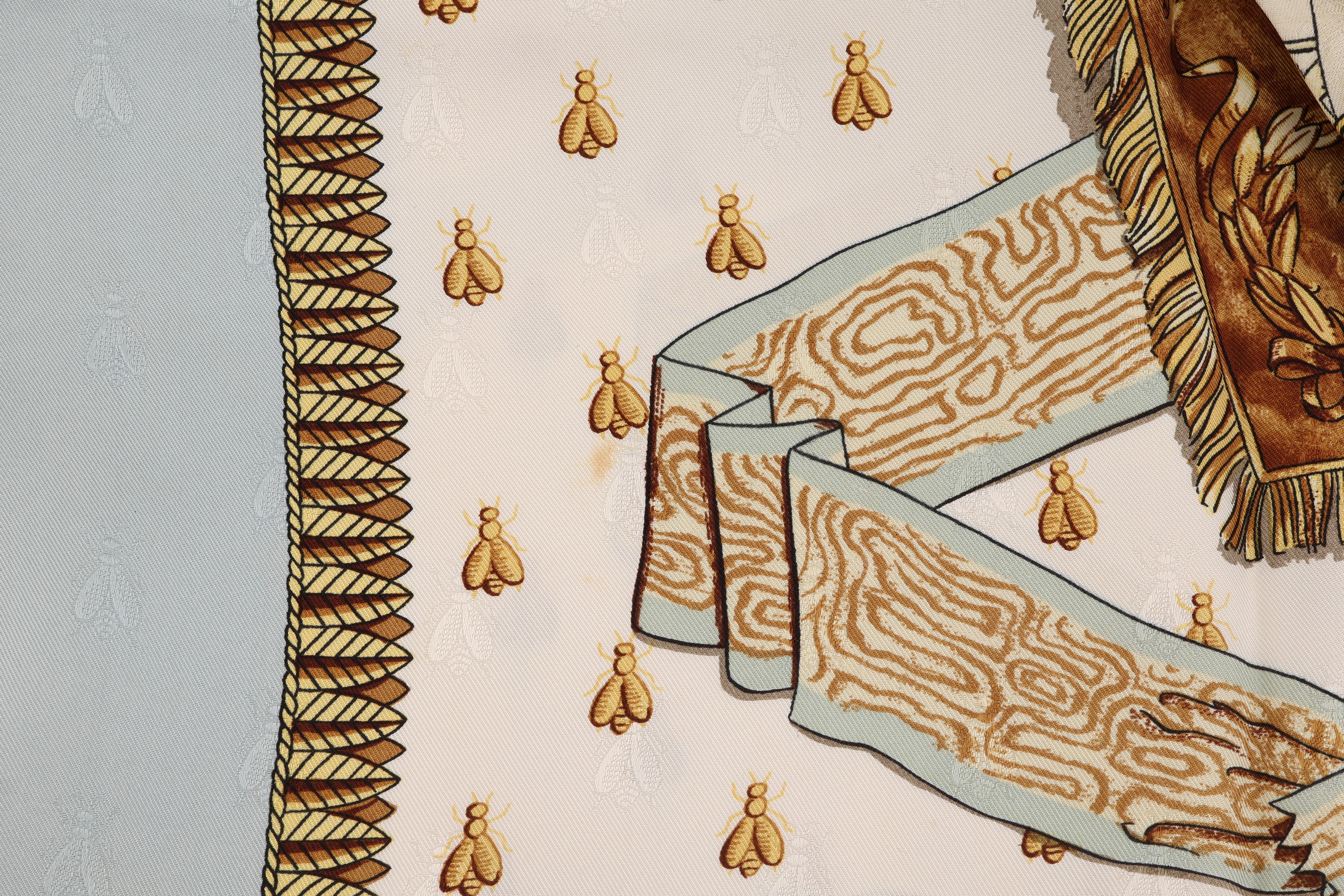 Detail b: HERMES Seiden Carree "Napoleon", Entwurf Philippe Ledoux, entsprechende Motive,grauer Rand mit Bienenprägung, handrolliert, fleckig, ca. ...