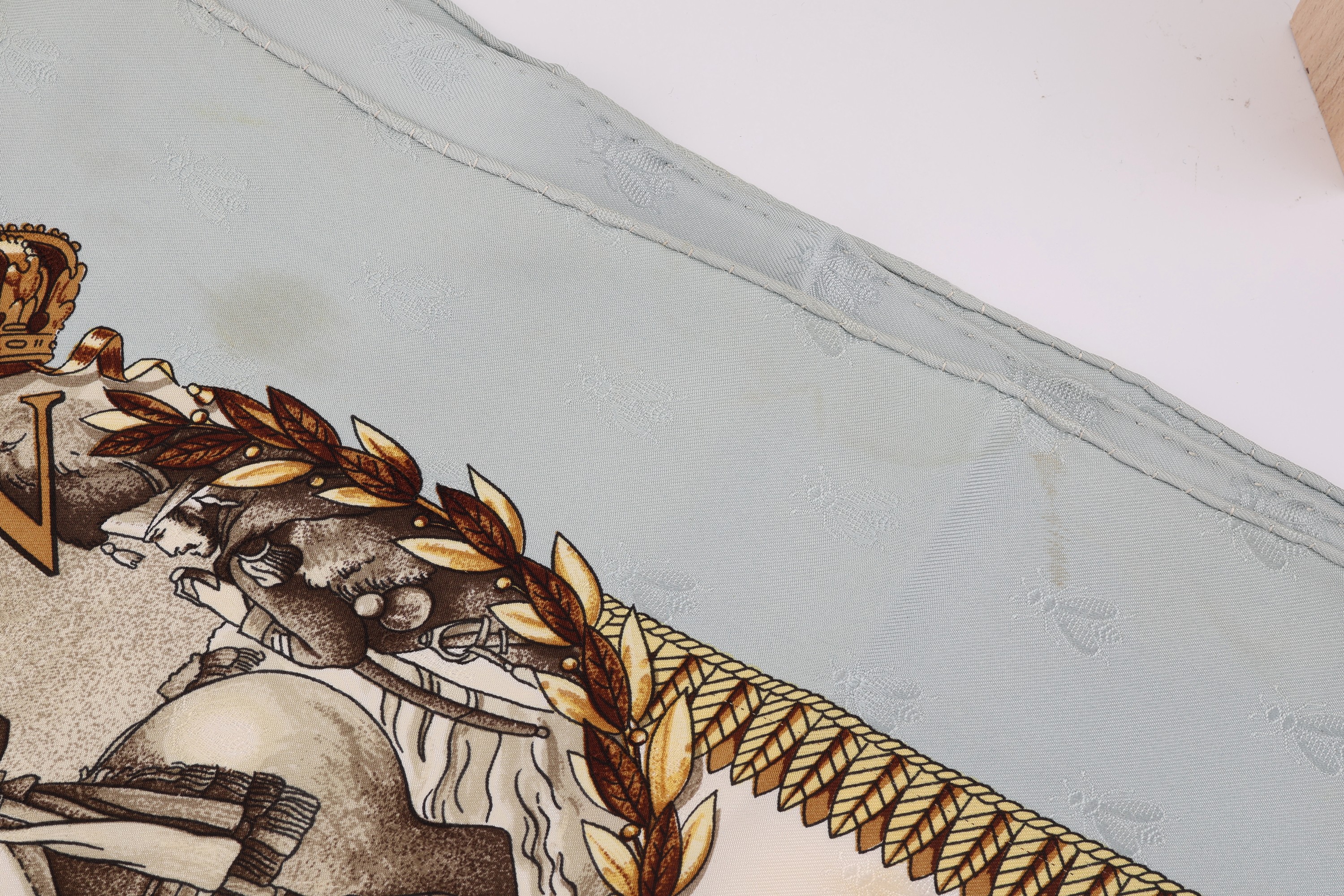 Detail c: HERMES Seiden Carree "Napoleon", Entwurf Philippe Ledoux, entsprechende Motive,grauer Rand mit Bienenprägung, handrolliert, fleckig, ca. ...
