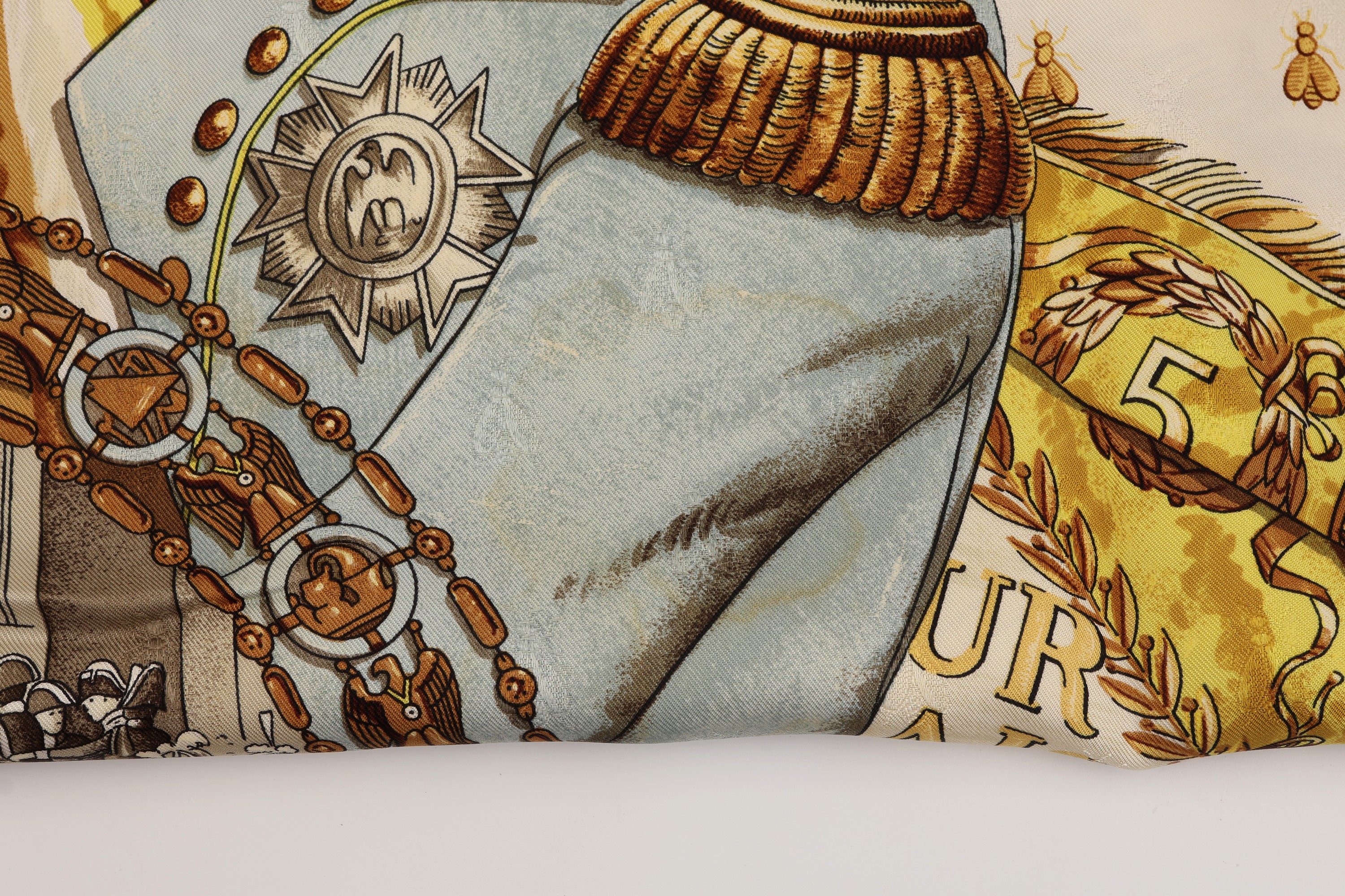 Detail d: HERMES Seiden Carree "Napoleon", Entwurf Philippe Ledoux, entsprechende Motive,grauer Rand mit Bienenprägung, handrolliert, fleckig, ca. ...