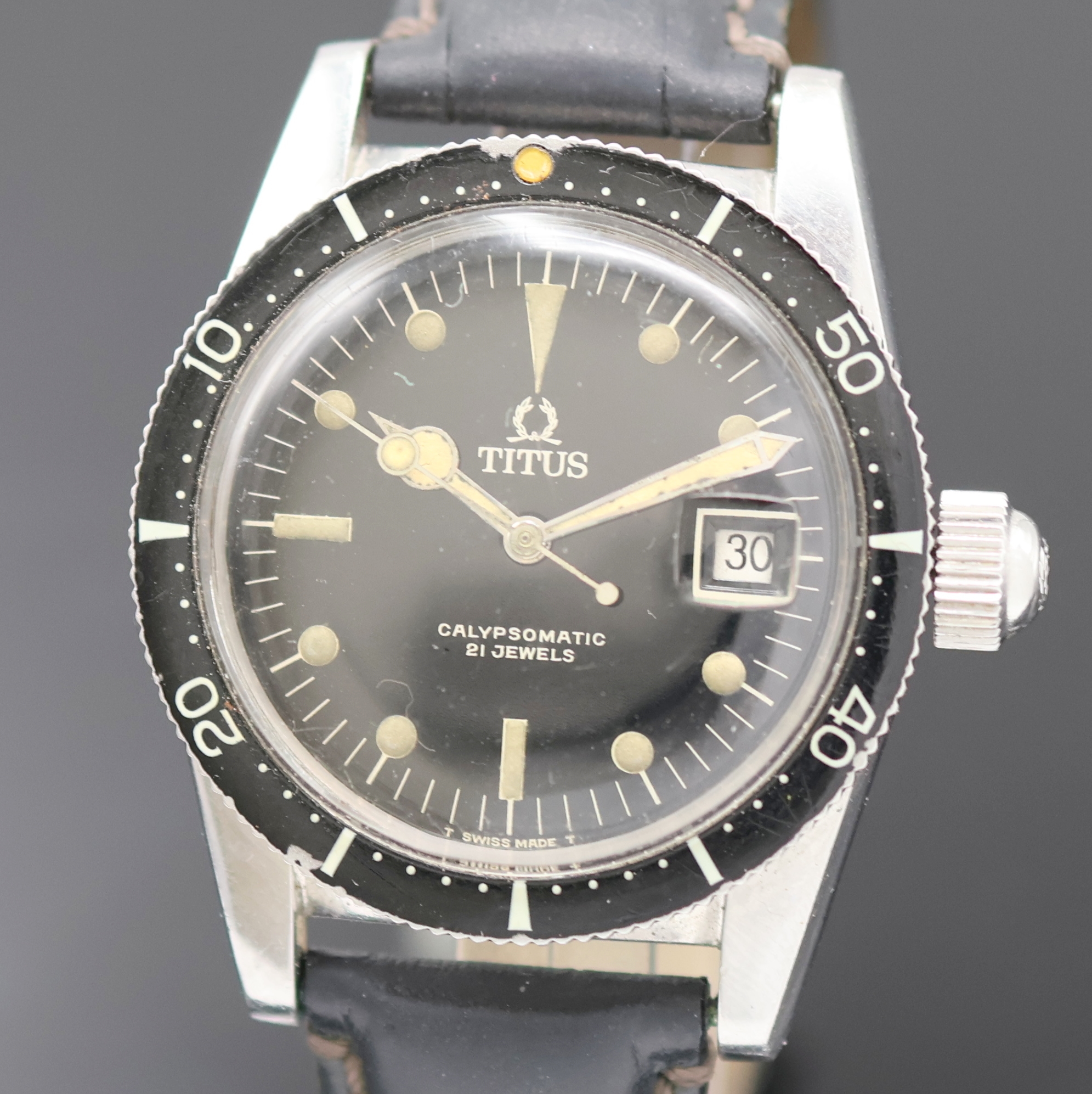 Detail a: TITUS Calypsomatic seltene Herrenarmbanduhr Referenz 7840, Automatik, Schweiz 1960er Jahre, Edelstahlgeh., Boden verschr., Bakelit-Lünette m. 60er ...