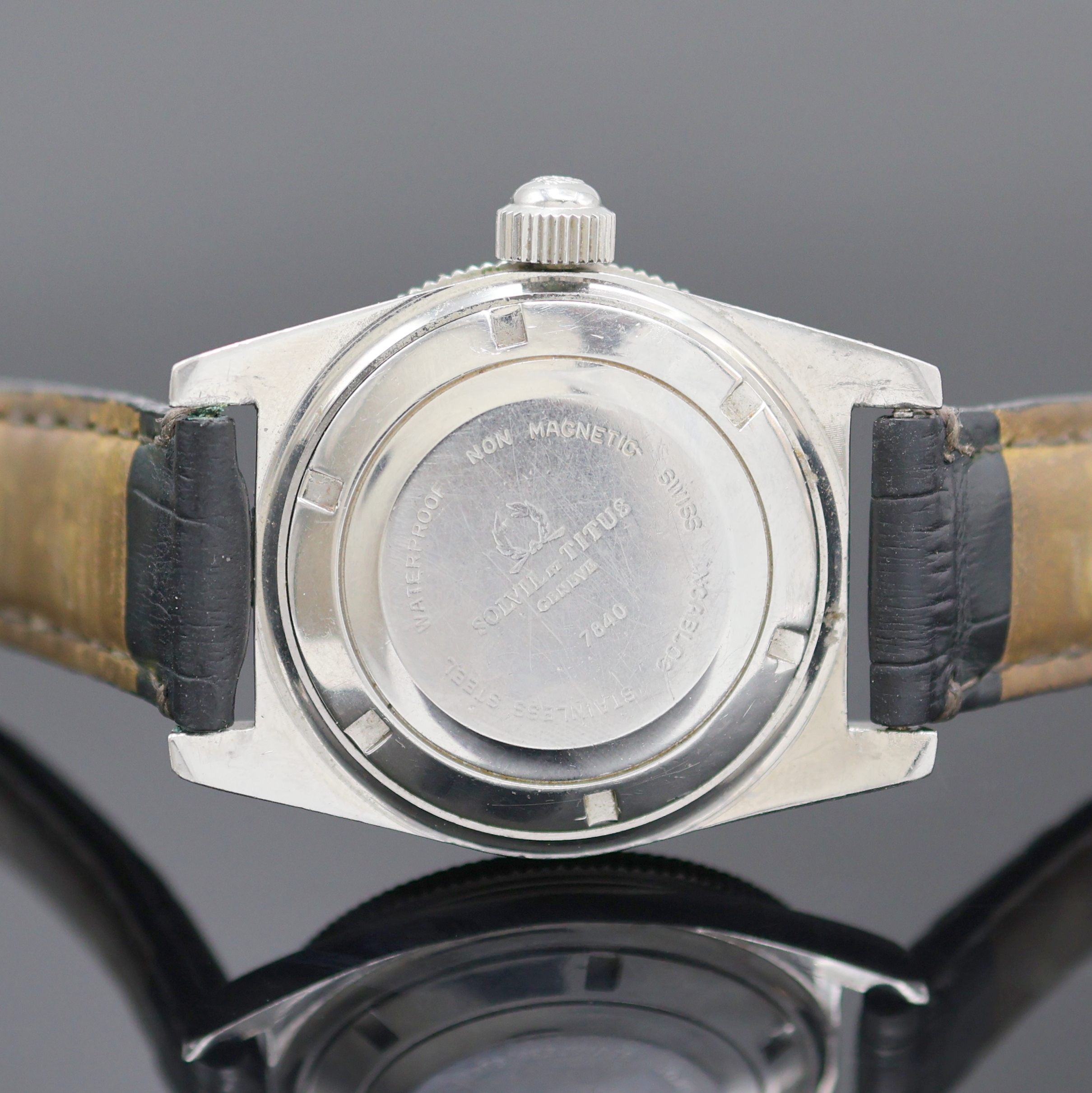 Detail d: TITUS Calypsomatic seltene Herrenarmbanduhr Referenz 7840, Automatik, Schweiz 1960er Jahre, Edelstahlgeh., Boden verschr., Bakelit-Lünette m. 60er ...