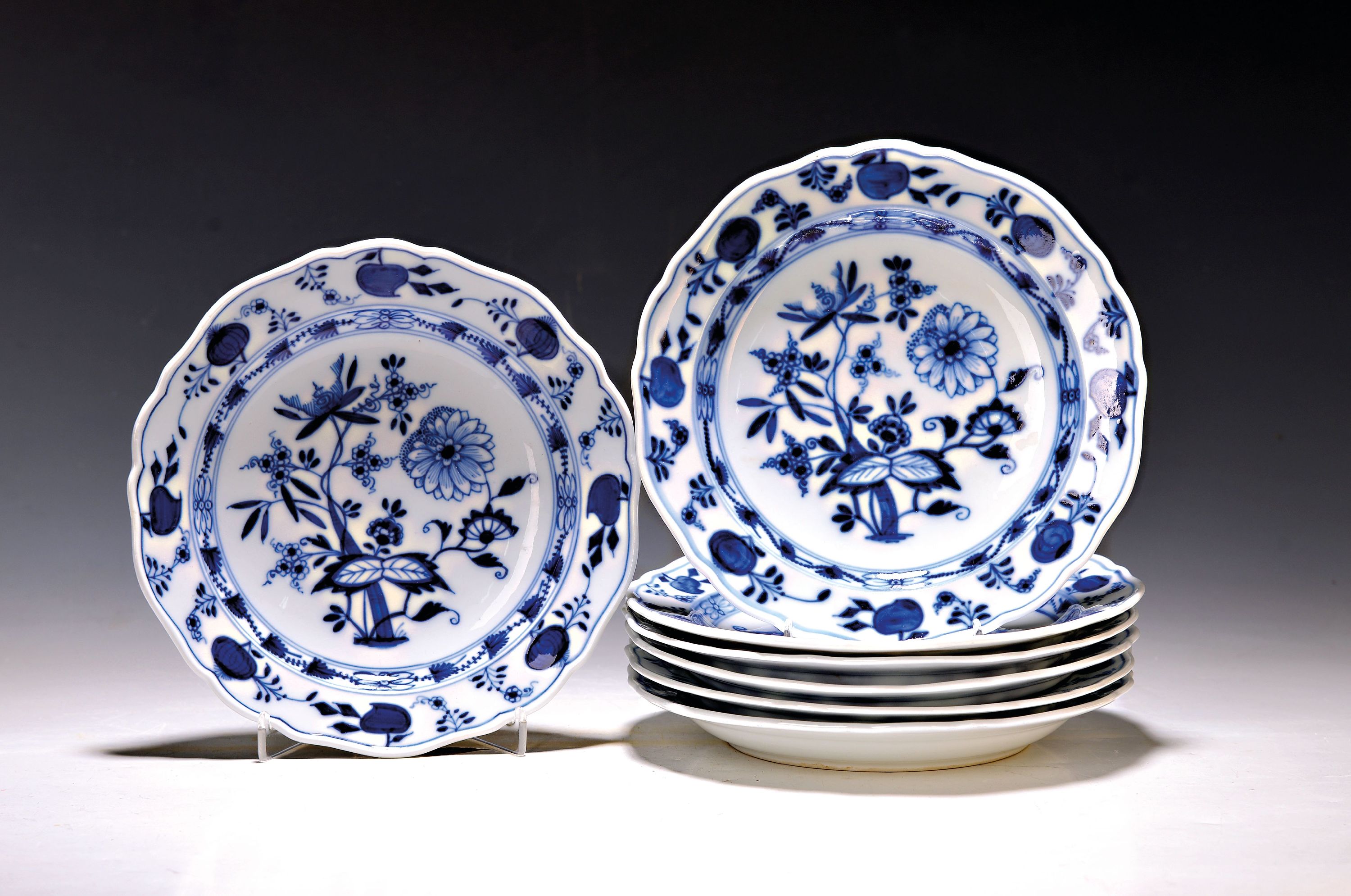 Image 26991170 - Sieben Teller, Meissen, um 1850, 1. Wahl, blaues Zwiebelmuster unter der Glasur, ...
