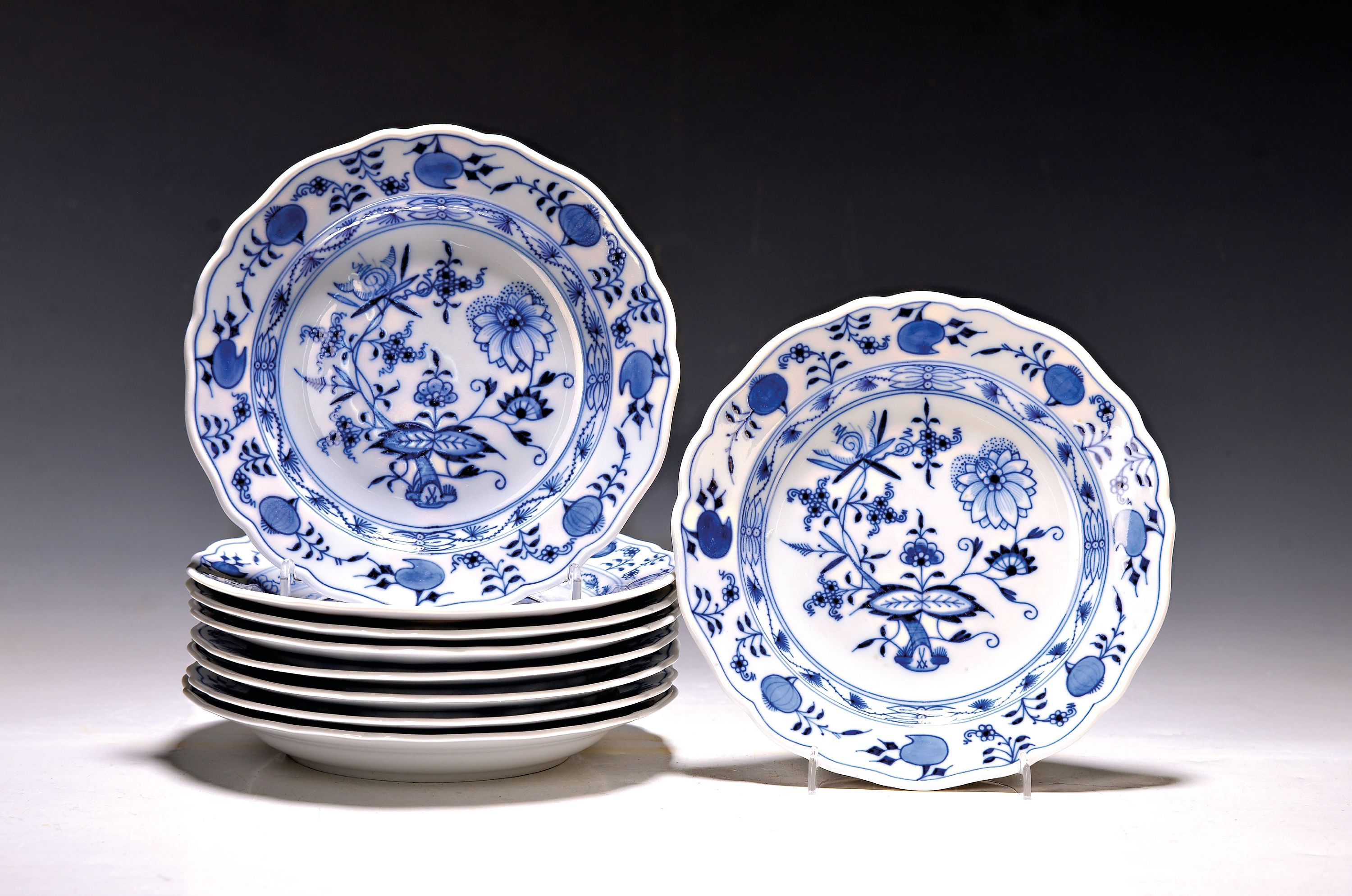 Image 26991173 - Neun Teller, Meissen, 20. Jh., 1. Wahl, blaues Zwiebelmuster unter der Glasur. ...