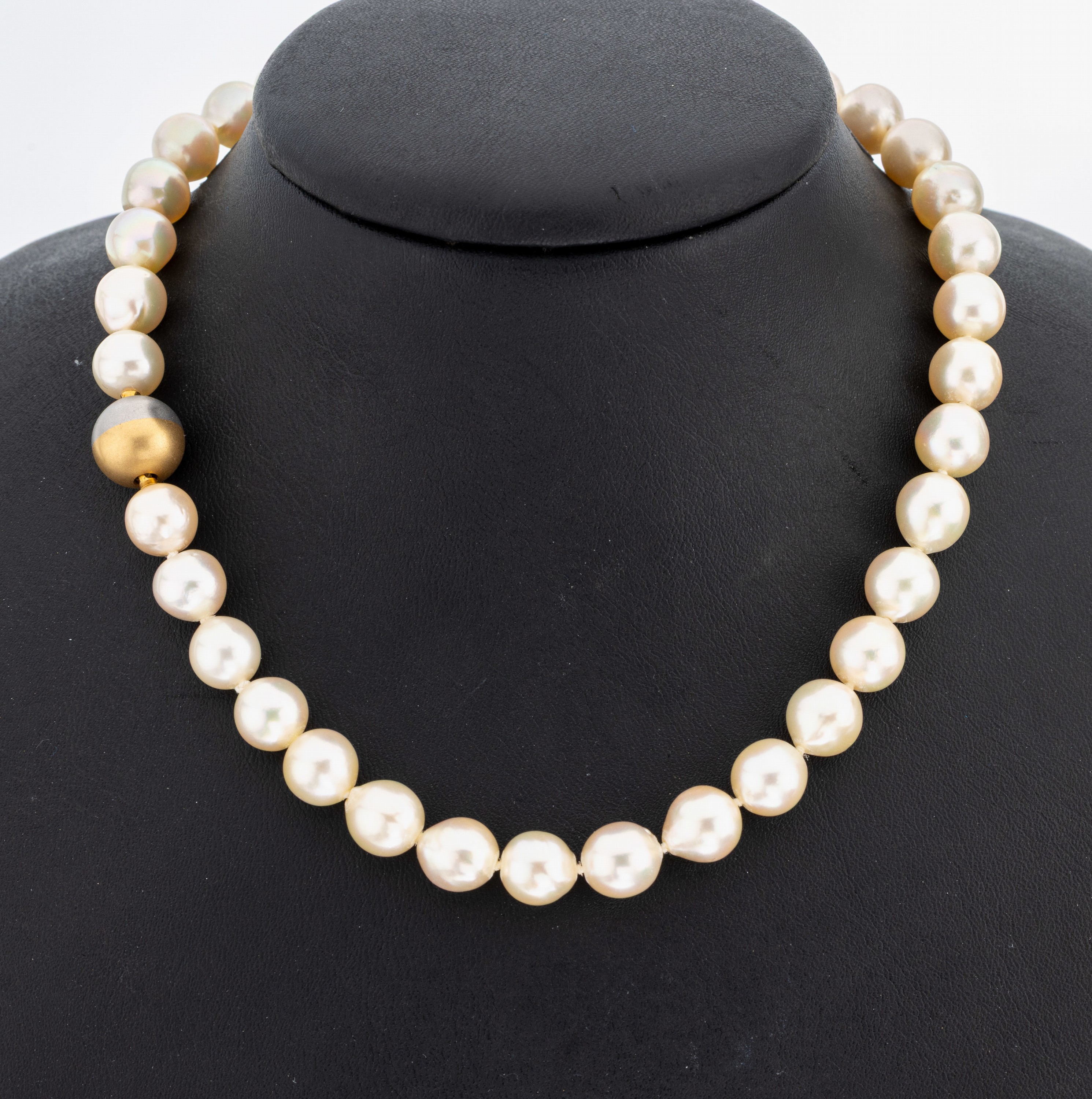 Image 26991177 - Perl-Collier mit 18 kt Gold JÖRG HEINZ Schließe, GG/WG 750/000, unrunde Zuchtperlen, ...