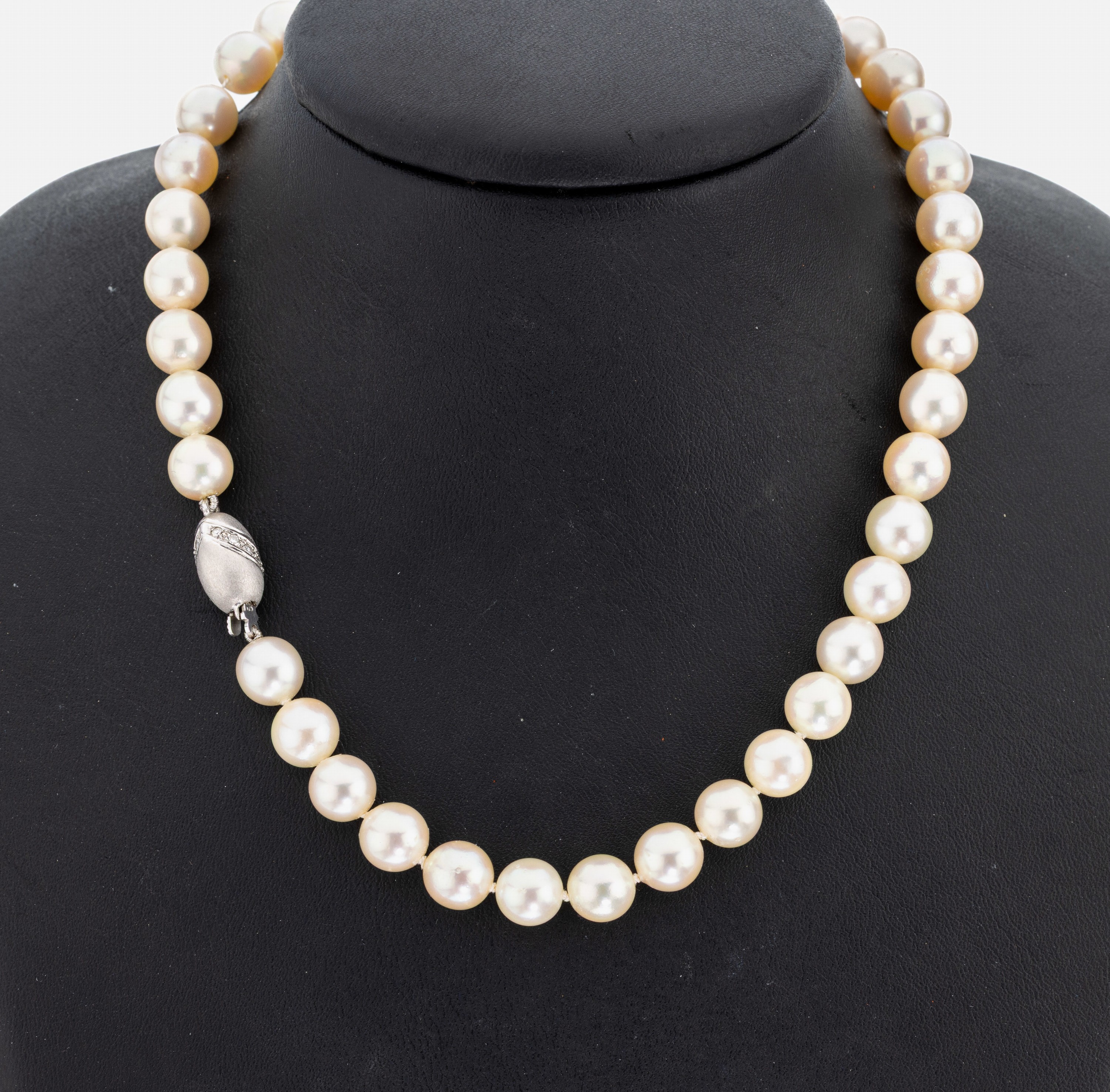 Perl-Collier mit 14 kt Gold Diamant-Schließe, WG 585/000, Akoyazuchtperlen, D. ca. 8.4-8.8 mm, Steckschließe mit 10 8/8-Diamantenzus. ca. 0.10 ct ...