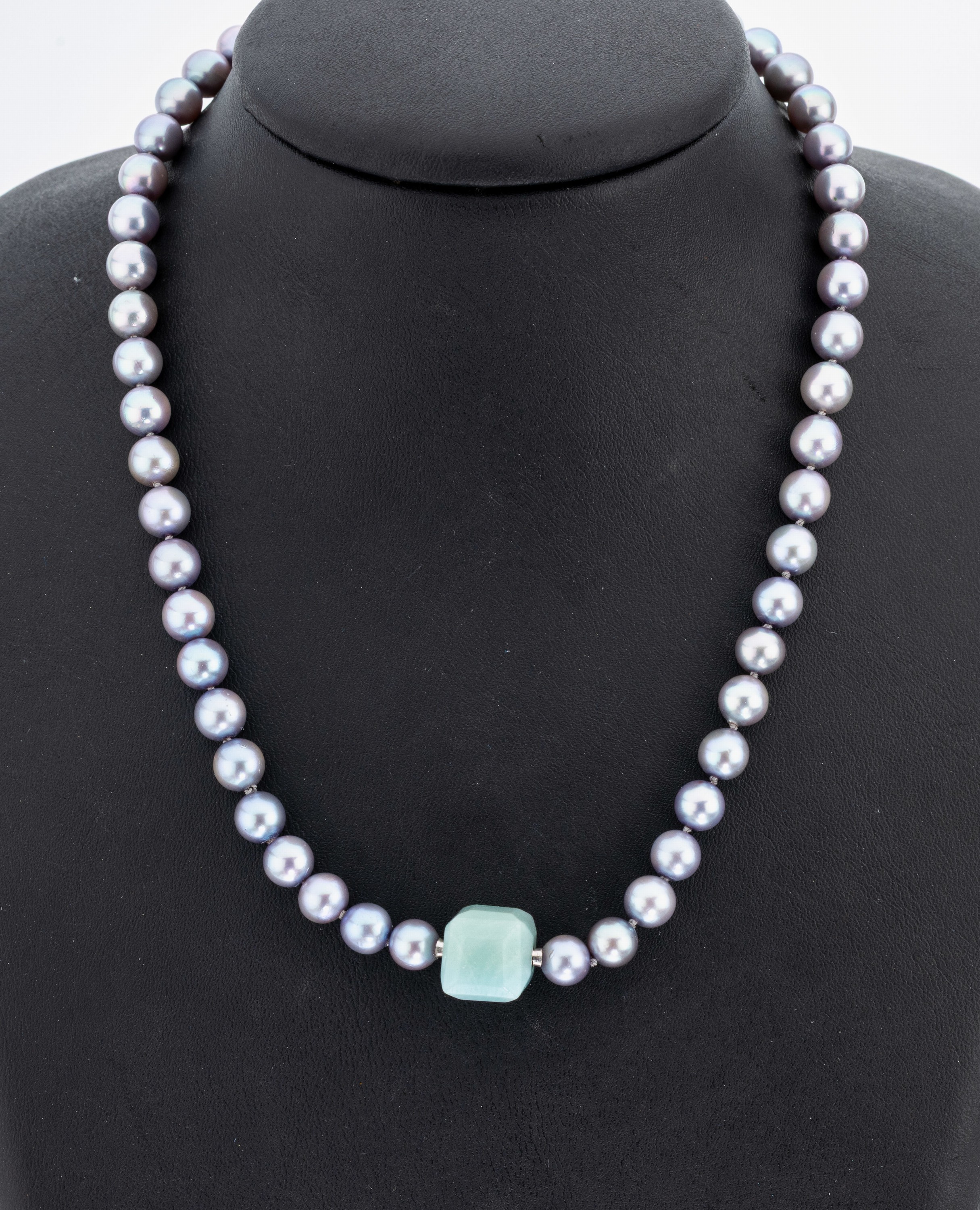 Perl-Collier mit NIESSING Larimar-Schließe, blaue Akoyazuchtperlen, gefärbt, D. ca. 7.0 -7.4 mm, Bajonetteschließe, facett. Larimar- Würfel, ...