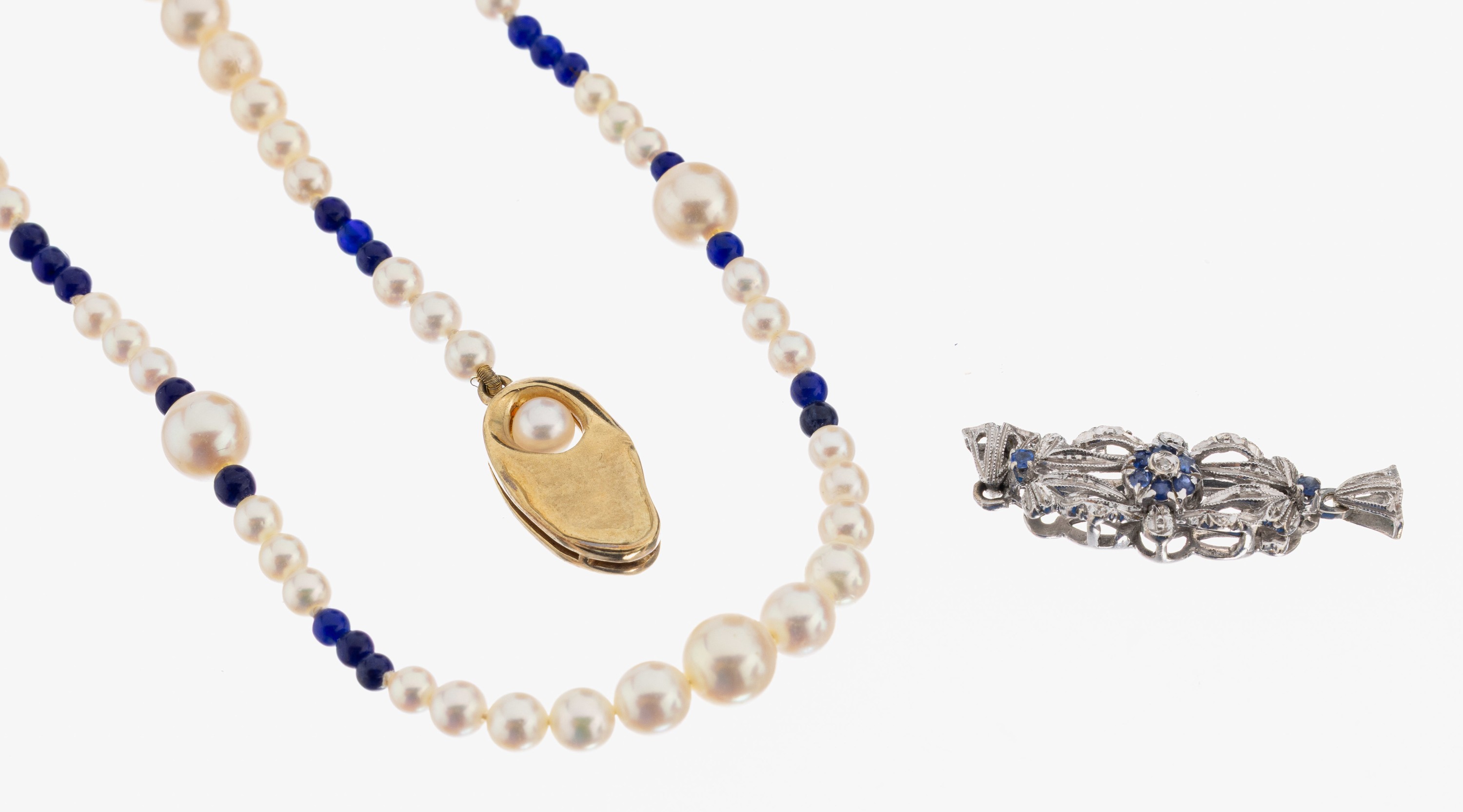 Perl-Lapislazuli-Collier mit 14 kt Gold Schließe, GG 585/000, Akoyazuchtperlen, D. ca. 3.9-7.1 mm, Lapislazuli-Kugeln, D. ca. 2.8mm, abstrakt ...