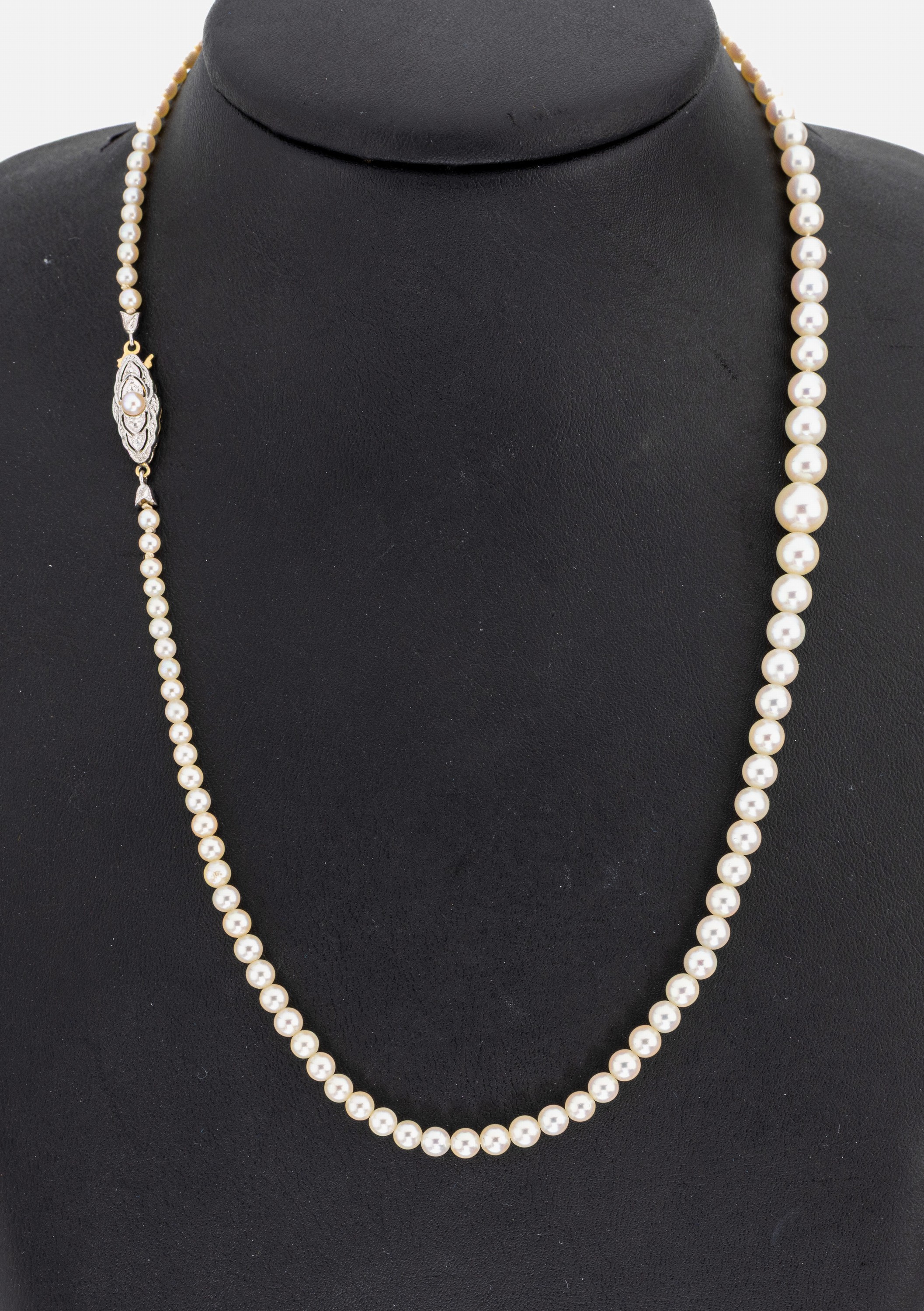 Perl-Collier mit 14 kt Gold Schließe, 1930er Jahre, GG/WG 585/000, im Verlauf Akoyazuchtperlen, D. ca. 3.1-7.3 mm, Steckschließe durchbrochen, L. ...