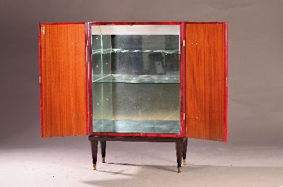 26991101a - Barschrank und Zeitungsständer, von Aldo Tura, Italien, 60er Jahre, aus rotem ...