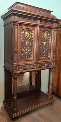 26991102a - Zweitüriger Stollenschrank, wohl Mainz, um 1890, Nußbaum massiv, z.T. Furnier, ...