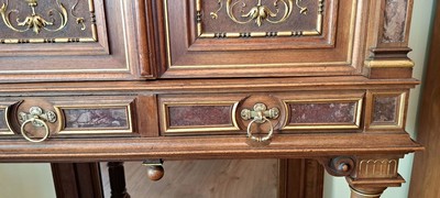 26991102h - Zweitüriger Stollenschrank, wohl Mainz, um 1890, Nußbaum massiv, z.T. Furnier, ...