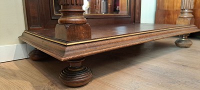26991102k - Zweitüriger Stollenschrank, wohl Mainz, um 1890, Nußbaum massiv, z.T. Furnier, ...