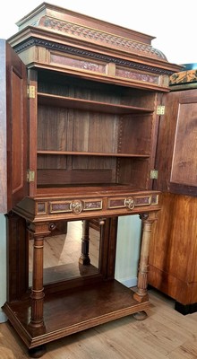 26991102o - Zweitüriger Stollenschrank, wohl Mainz, um 1890, Nußbaum massiv, z.T. Furnier, ...
