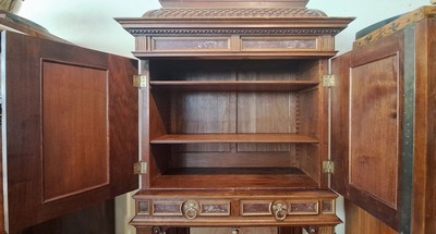 26991102p - Zweitüriger Stollenschrank, wohl Mainz, um 1890, Nußbaum massiv, z.T. Furnier, ...