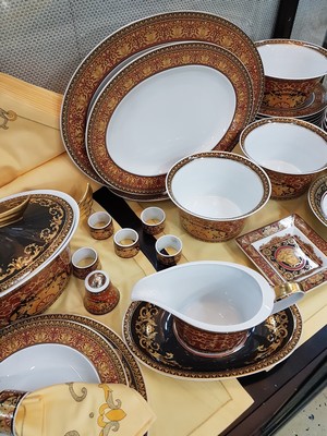 26991143b - Speiseservice für 8 Personen, Rosenthal, Dekor Medusa, Entwurf Gianni Versace, 8 flache ...