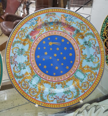 26991146b - 5 Weihnachts- und Zierteller, Rosenthal, Entwurf Gianni Versace, 1x Gold Ivy 31cm; ...