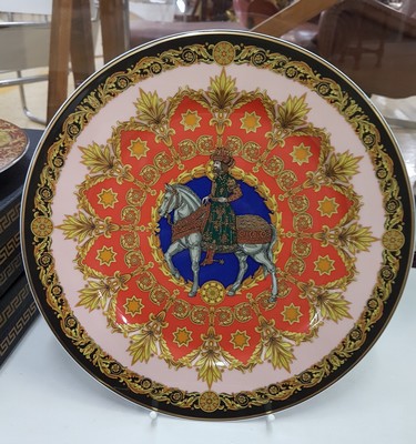 26991146c - 5 Weihnachts- und Zierteller, Rosenthal, Entwurf Gianni Versace, 1x Gold Ivy 31cm; ...