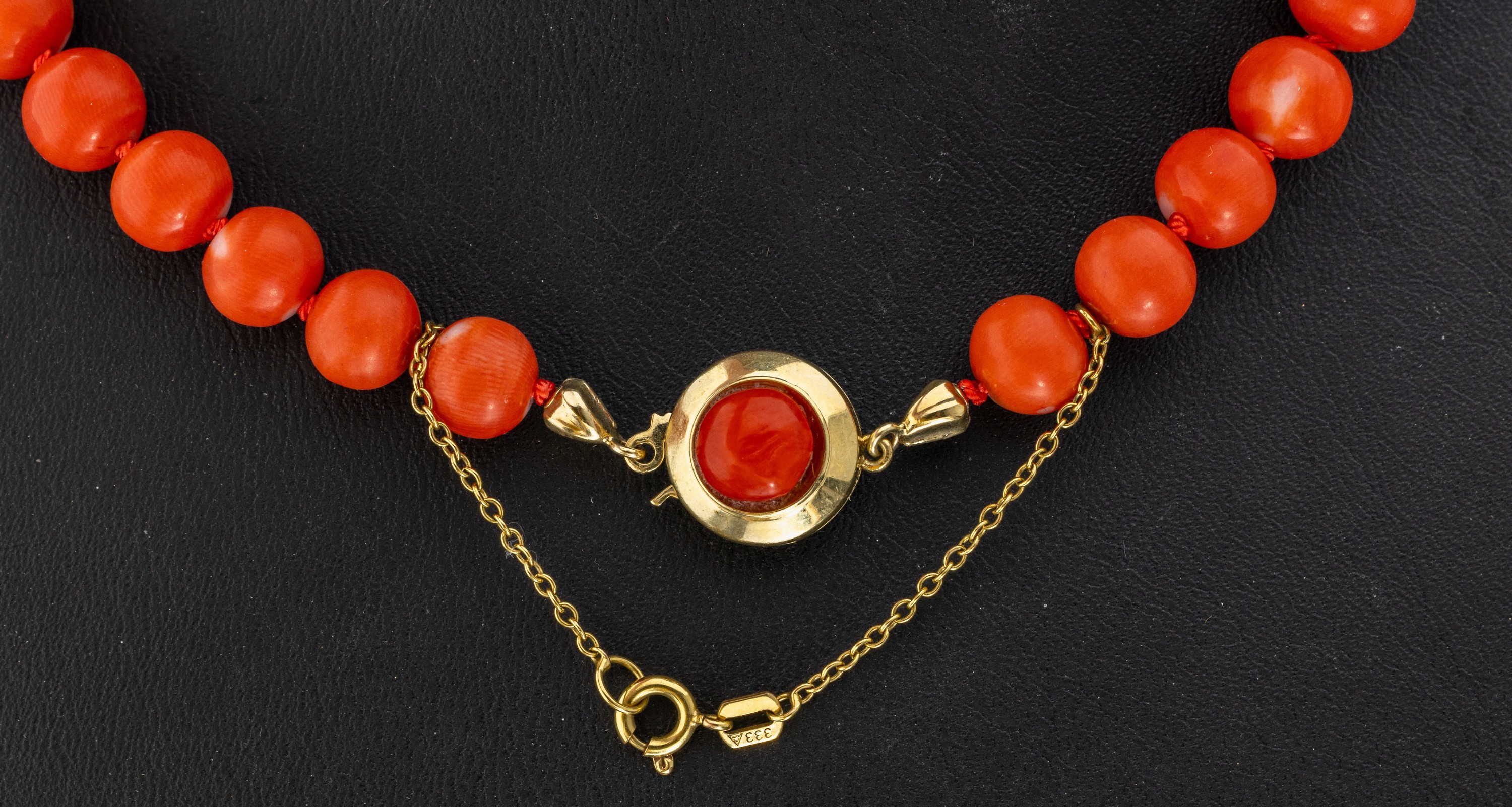 Detail a: Korallen-Collier mit 14 kt Gold Schließe, GG 585/000, Korallen-Kugeln im Verlauf, D. ca.7.2-14.3 mm, (1 Koralle besch., nicht störend), ...