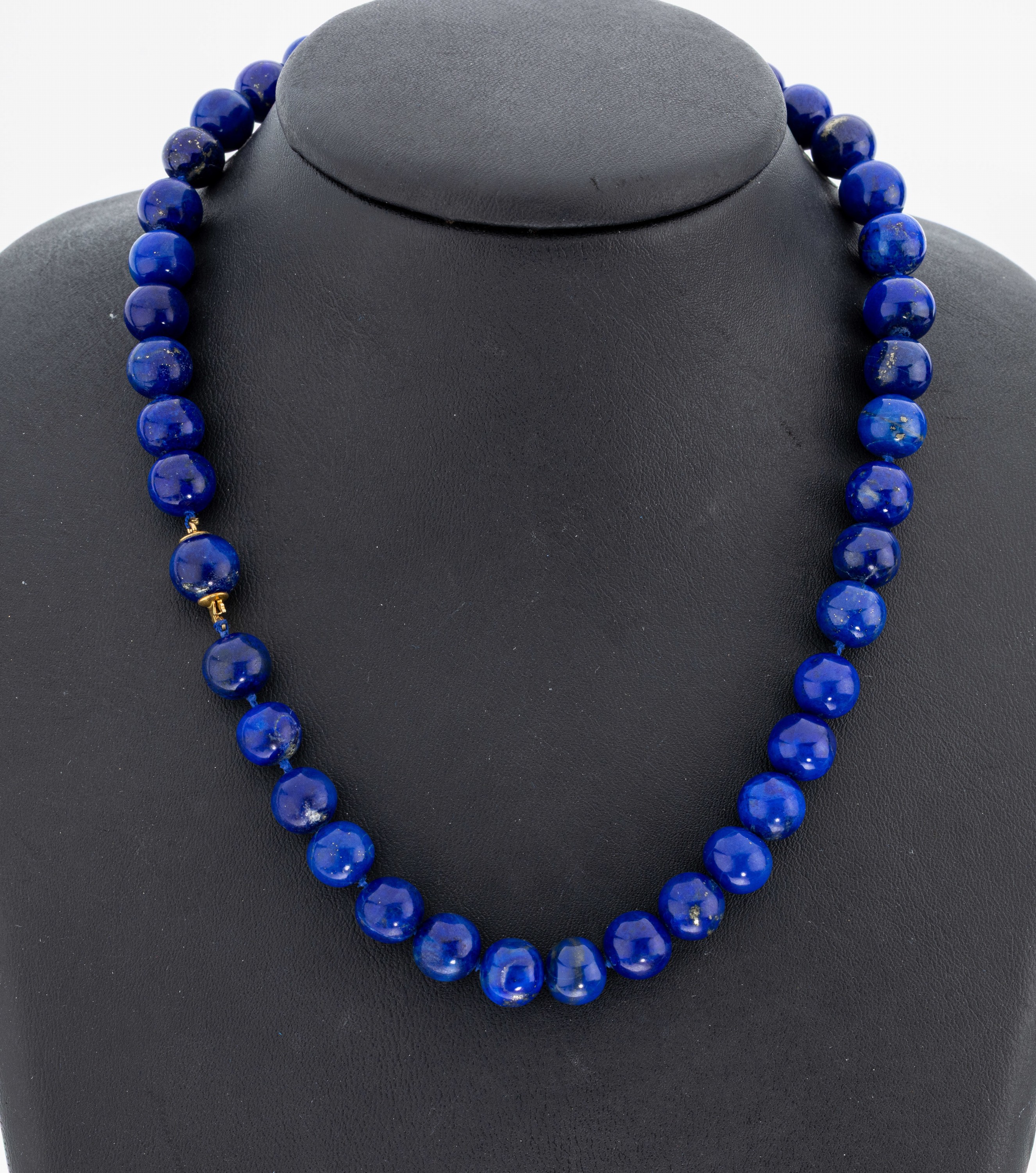 Lapislazuli-Collier mit 18 kt Gold Schließe, GG 750/000, Lapislazuli-Kugeln, D. ca. 9.3-10 mm, Steckschließe in Lapislazuli-Kugel integriert, L. ...