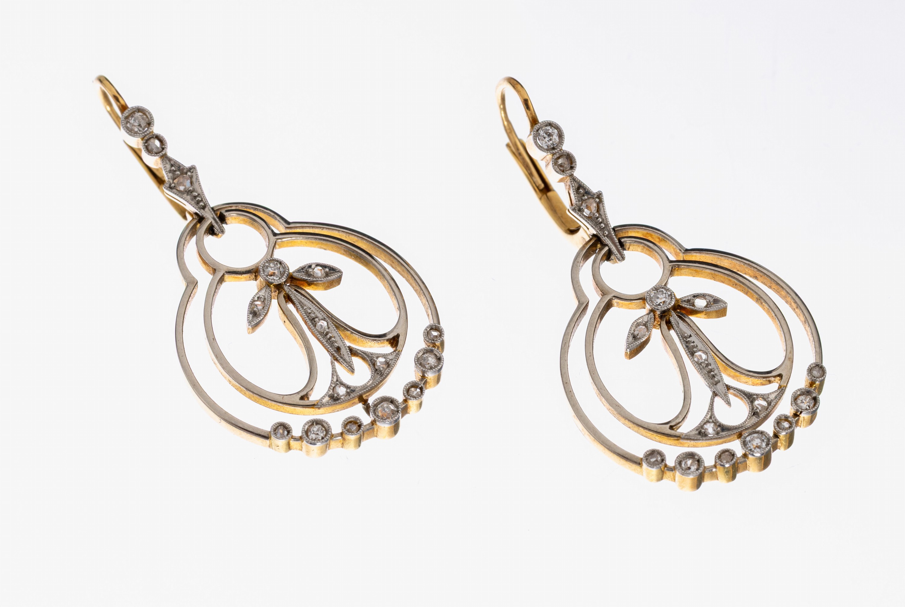Paar 18 kt Gold Jugendstil Diamant-Ohrhänger, GG 750/000, schauseitig Platin, feine elegante Ausführung, 32 Altschliffdiamanten und Diamantrosen ...