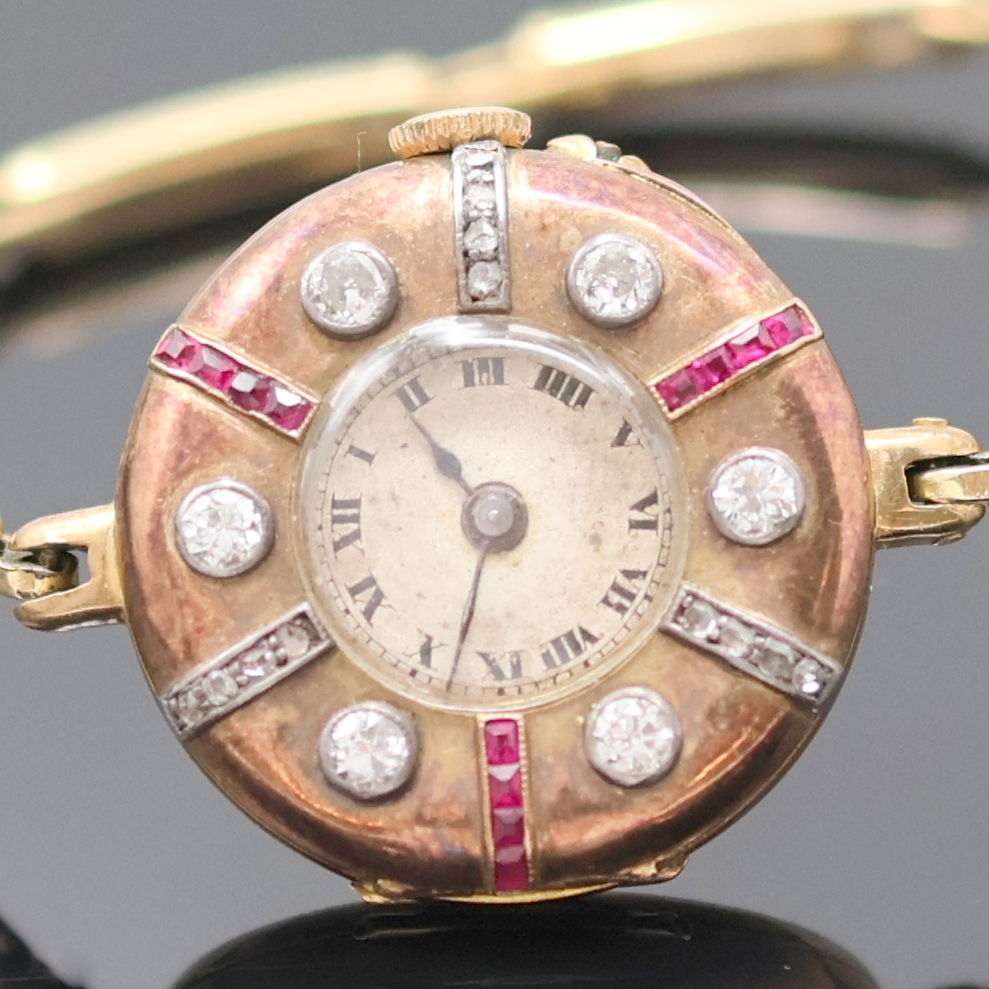 Detail a: Frühe Damenarmbanduhr in RG 585/000 mit Diamanten und Rubinen, Schweiz um 1910, Handaufzug, Scharnierboden und -glasrand, Zuggliederband m. ...