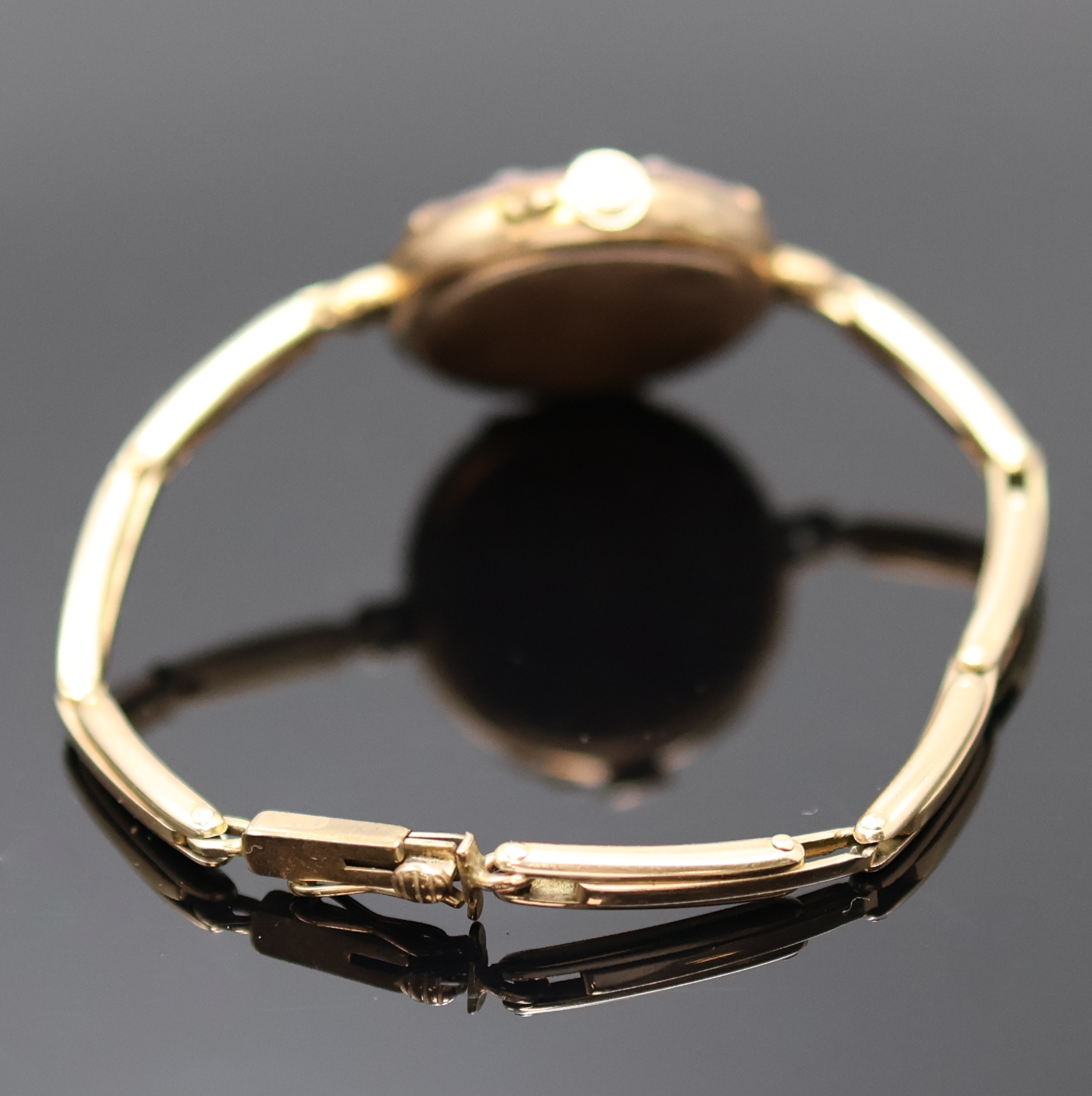 Detail b: Frühe Damenarmbanduhr in RG 585/000 mit Diamanten und Rubinen, Schweiz um 1910, Handaufzug, Scharnierboden und -glasrand, Zuggliederband m. ...