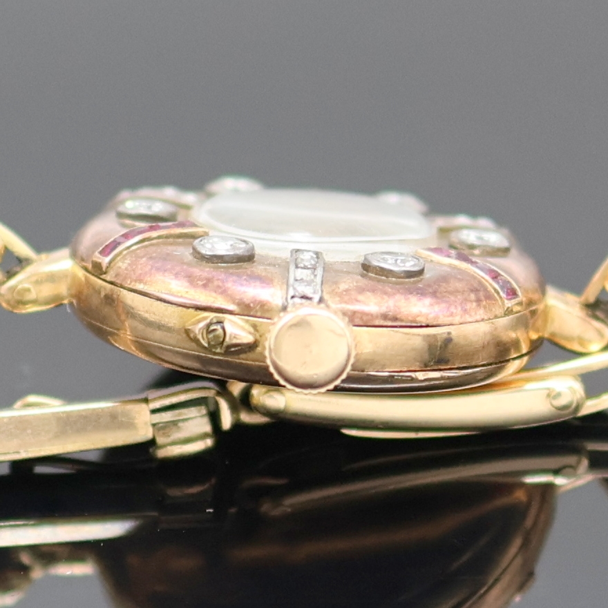 Detail c: Frühe Damenarmbanduhr in RG 585/000 mit Diamanten und Rubinen, Schweiz um 1910, Handaufzug, Scharnierboden und -glasrand, Zuggliederband m. ...