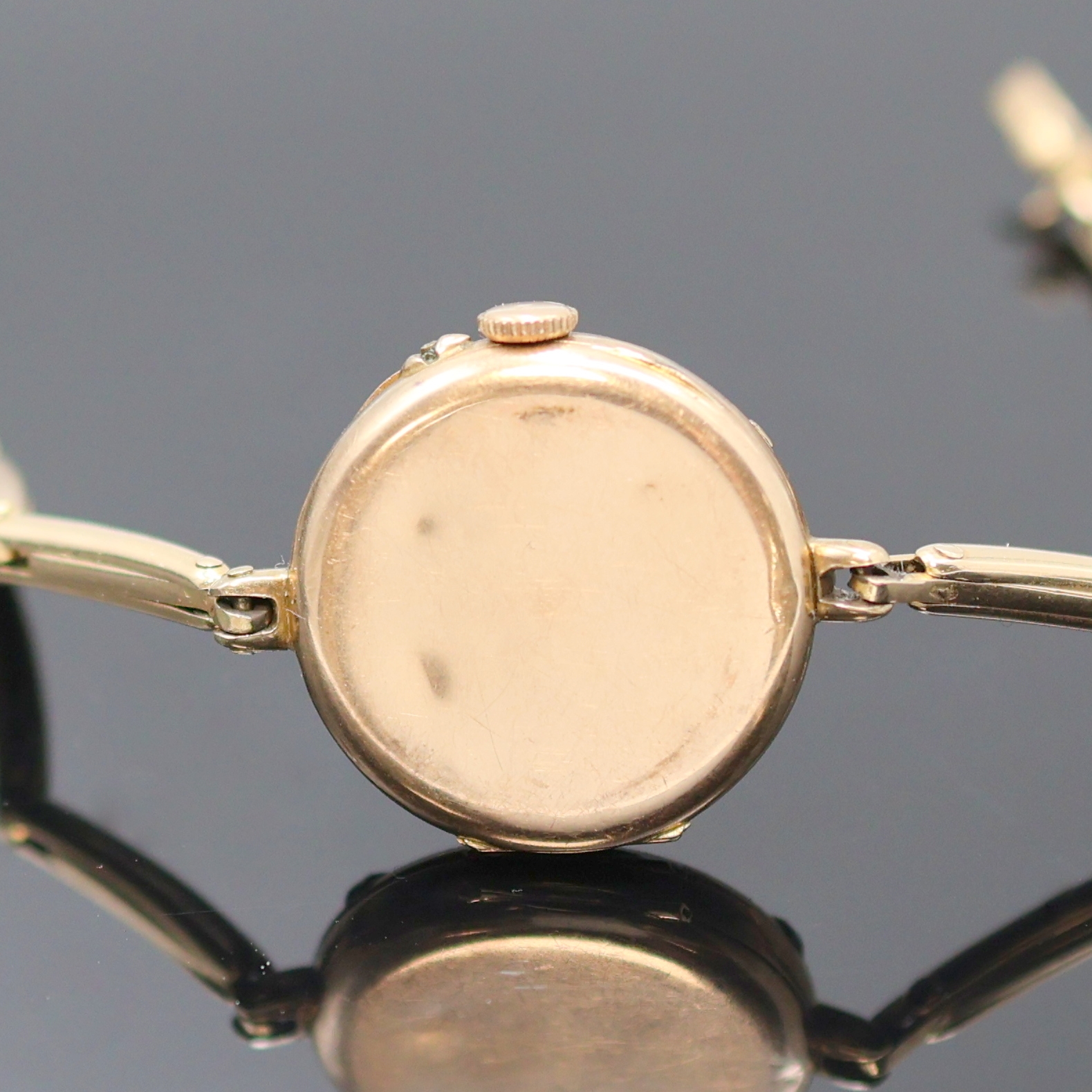 Detail d: Frühe Damenarmbanduhr in RG 585/000 mit Diamanten und Rubinen, Schweiz um 1910, Handaufzug, Scharnierboden und -glasrand, Zuggliederband m. ...