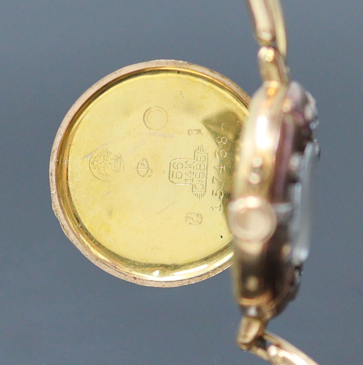 Detail e: Frühe Damenarmbanduhr in RG 585/000 mit Diamanten und Rubinen, Schweiz um 1910, Handaufzug, Scharnierboden und -glasrand, Zuggliederband m. ...