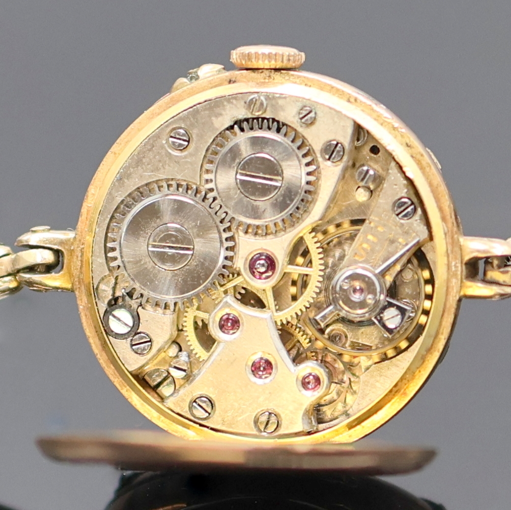Detail f: Frühe Damenarmbanduhr in RG 585/000 mit Diamanten und Rubinen, Schweiz um 1910, Handaufzug, Scharnierboden und -glasrand, Zuggliederband m. ...