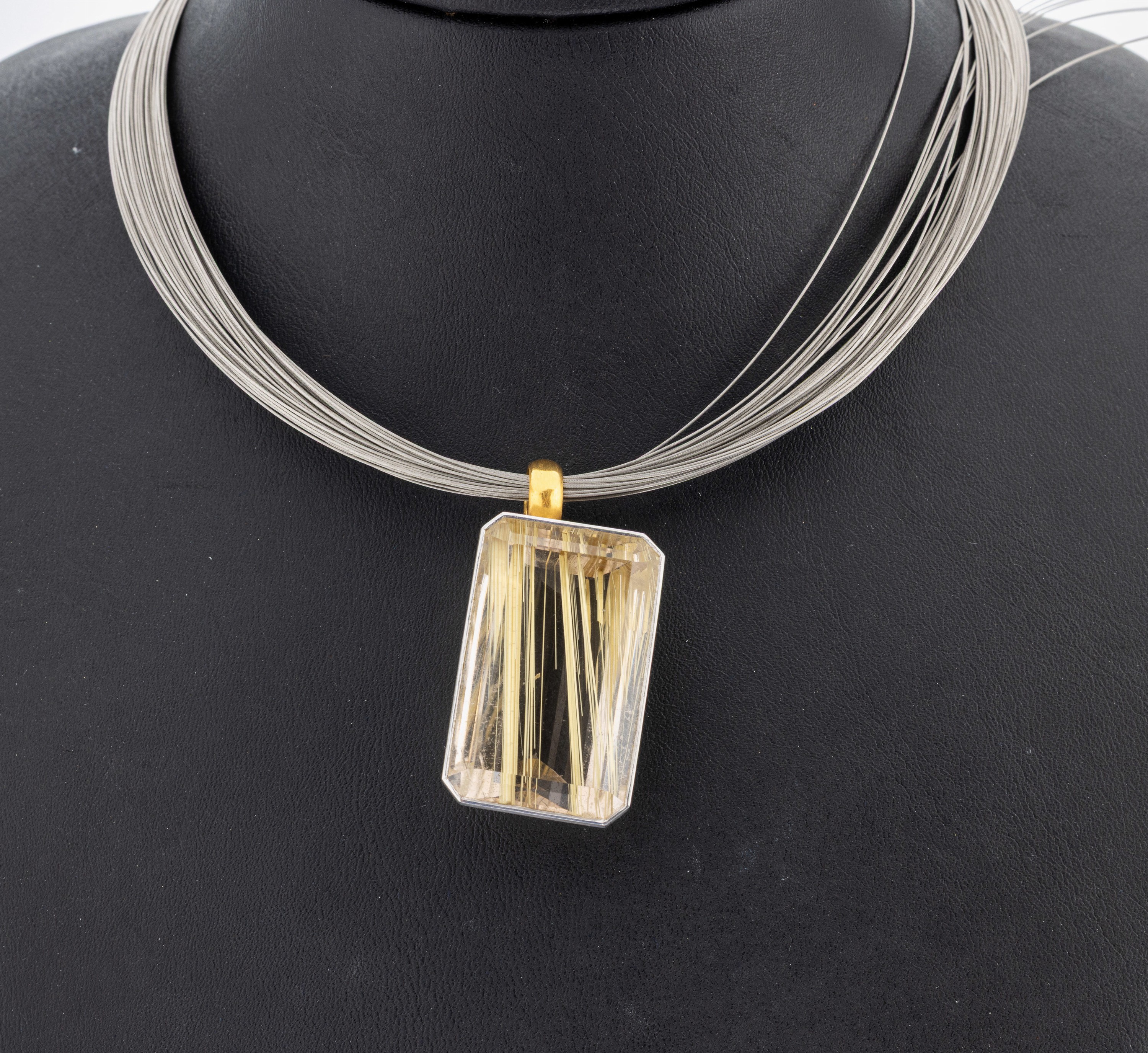 21.6 kt Gold und Platin Rutilquarz-Anhänger, GG 900/000 und Pt, Rutilquarz im Treppenschliff ca. 78 ct, Fassung Pt, Öse GG, an Halsreif, Stahl, 67 ...