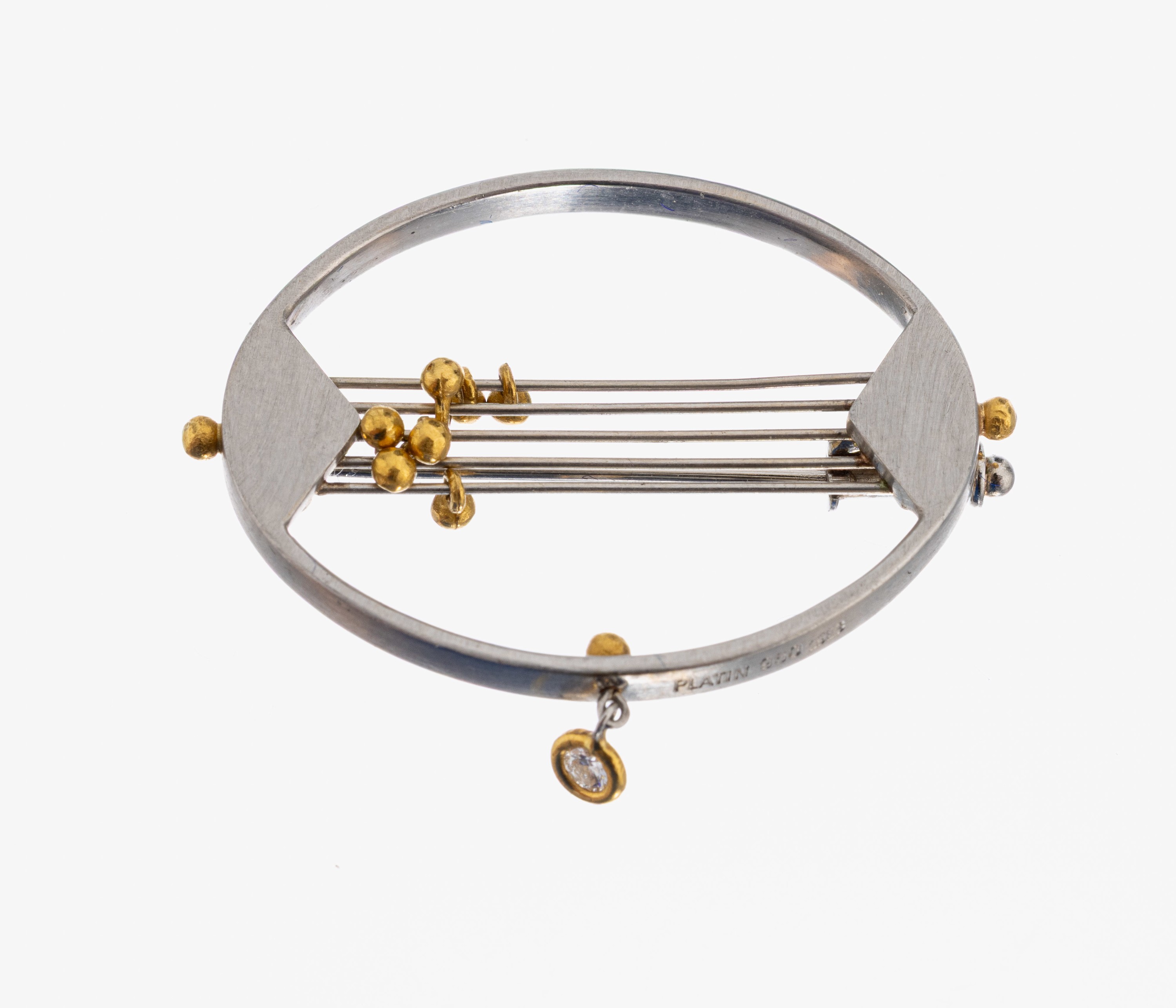 Platin Brillant-Brosche, Pt 950/000, ausgefallenes Design, oval, mittig verg. bewegl. Elemente, 1 bewegl. abgehangener Brillant ca. 0.04 ct ...