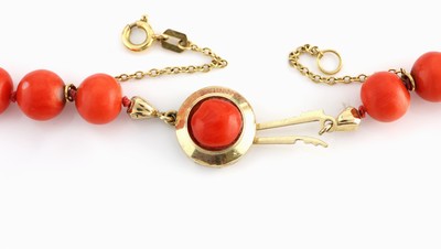26991200b - Korallen-Collier mit 14 kt Gold Schließe, GG 585/000, Korallen-Kugeln im Verlauf, D. ...