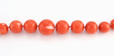 26991200c - Korallen-Collier mit 14 kt Gold Schließe, GG 585/000, Korallen-Kugeln im Verlauf, D. ...