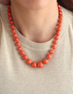 26991200e - Korallen-Collier mit 14 kt Gold Schließe, GG 585/000, Korallen-Kugeln im Verlauf, D. ...