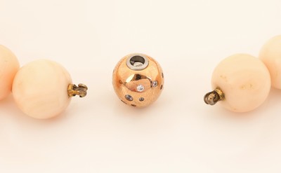 26991233a - Korallen-Collier, Engelhautkorallen-Kugeln,D. ca. 11.4 mm, Bajonetteschließe, 925er ...