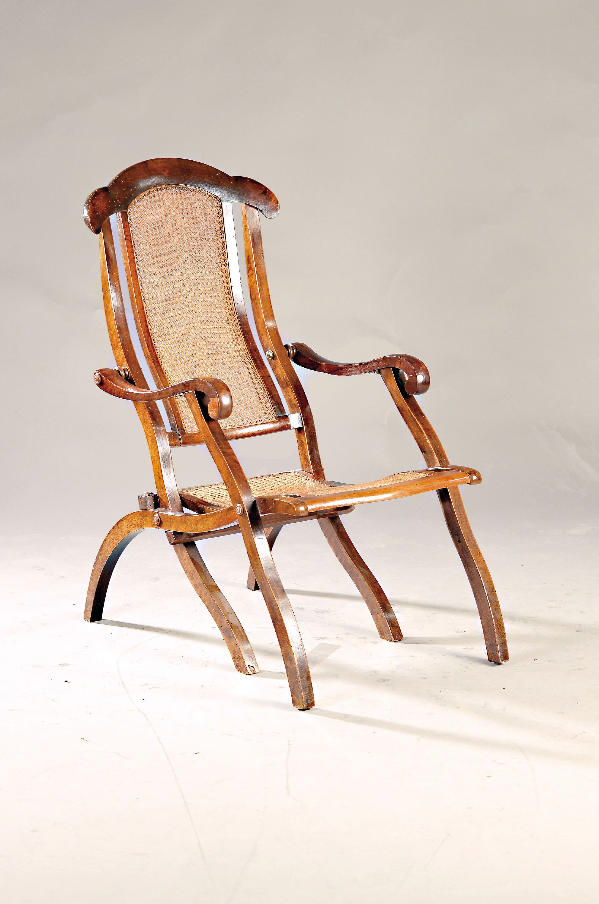 Klappstuhl mit Korbgeflecht, um 1880/1900, Eichenrahmen, Sitzfläche und Rückenlehne Korbgeflecht, Geflecht z. T. erneuert, H. 100 cm, SH 40cm, EZ 3 ...