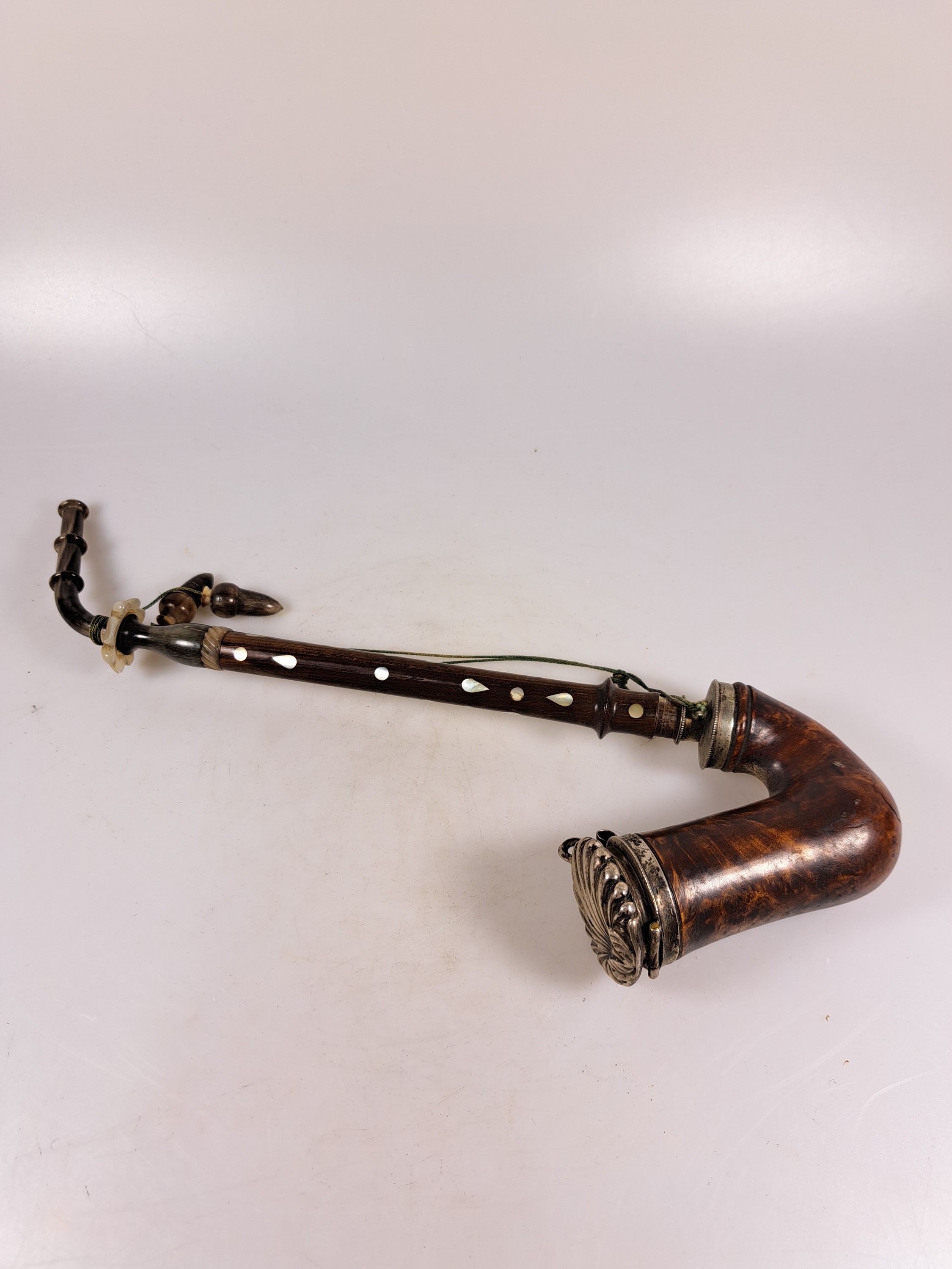 Detail b: Konvolut aus 10 Pfeifen, überwiegend Deutschland/Österreich, 19.Jh., je mit Silbermonturen in variierenden Dekoren; u.a. Meerschaumpfeifen, Wien, ...