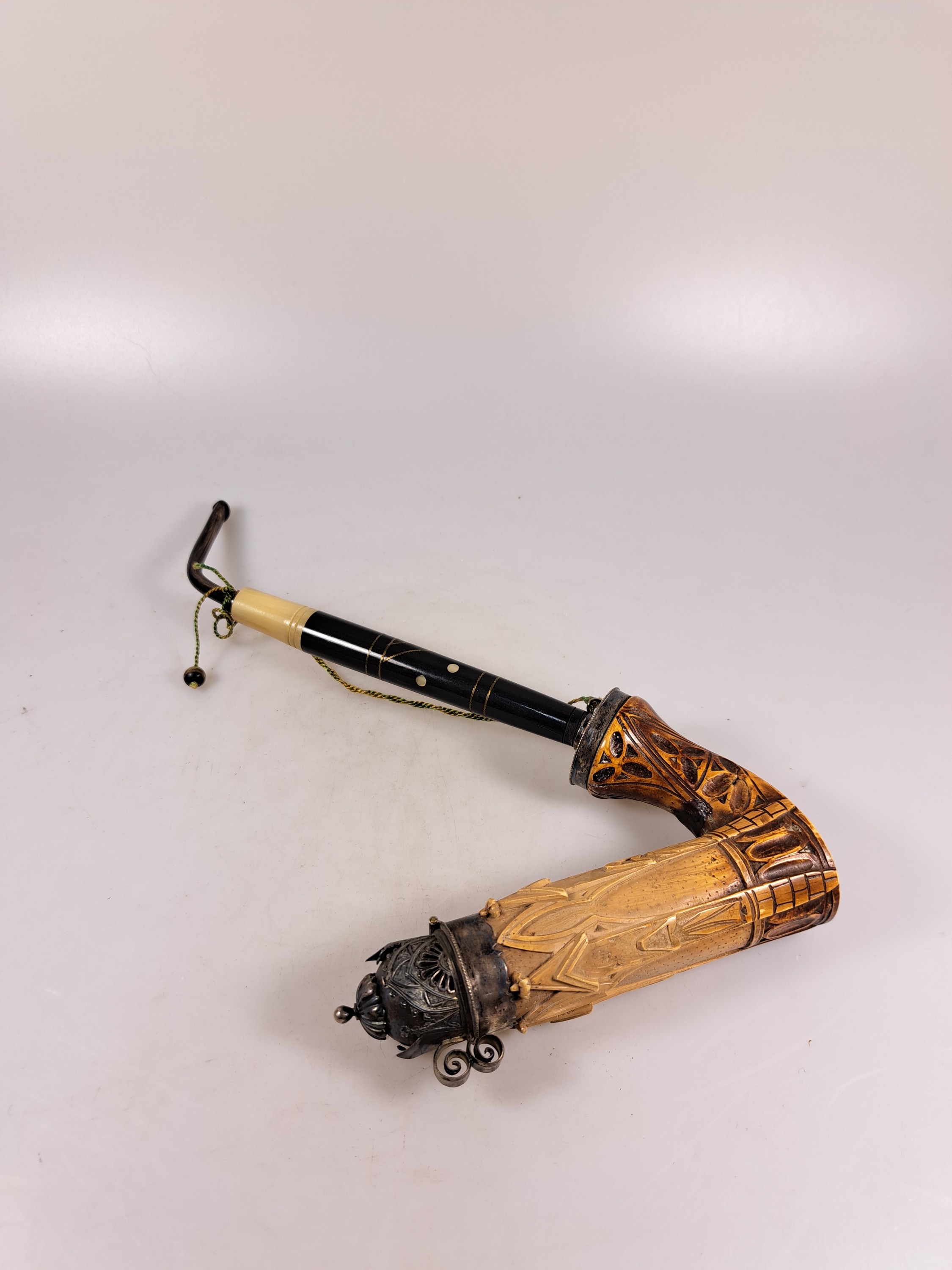 Detail c: Konvolut aus 10 Pfeifen, überwiegend Deutschland/Österreich, 19.Jh., je mit Silbermonturen in variierenden Dekoren; u.a. Meerschaumpfeifen, Wien, ...