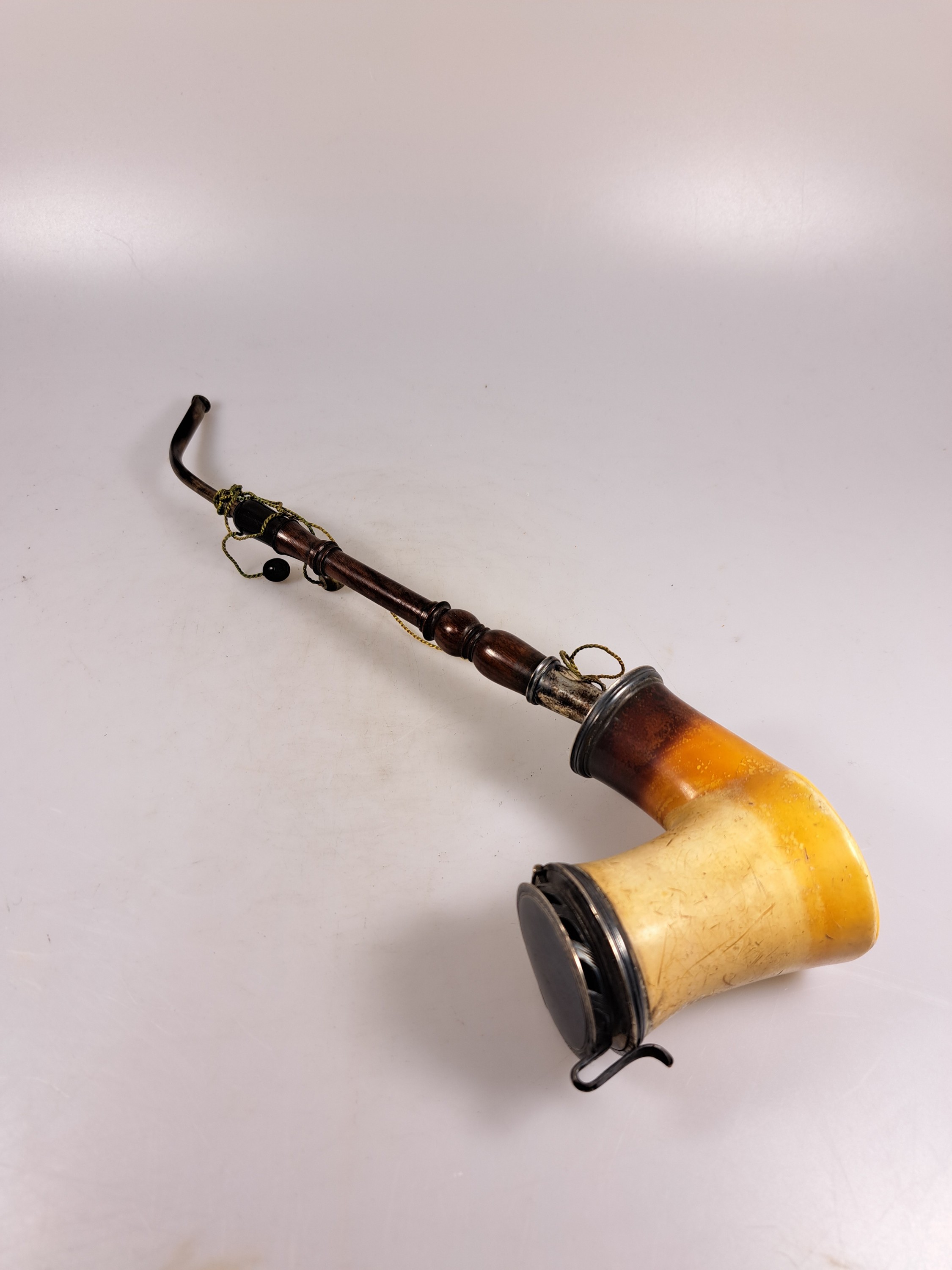 Detail d: Konvolut aus 10 Pfeifen, überwiegend Deutschland/Österreich, 19.Jh., je mit Silbermonturen in variierenden Dekoren; u.a. Meerschaumpfeifen, Wien, ...