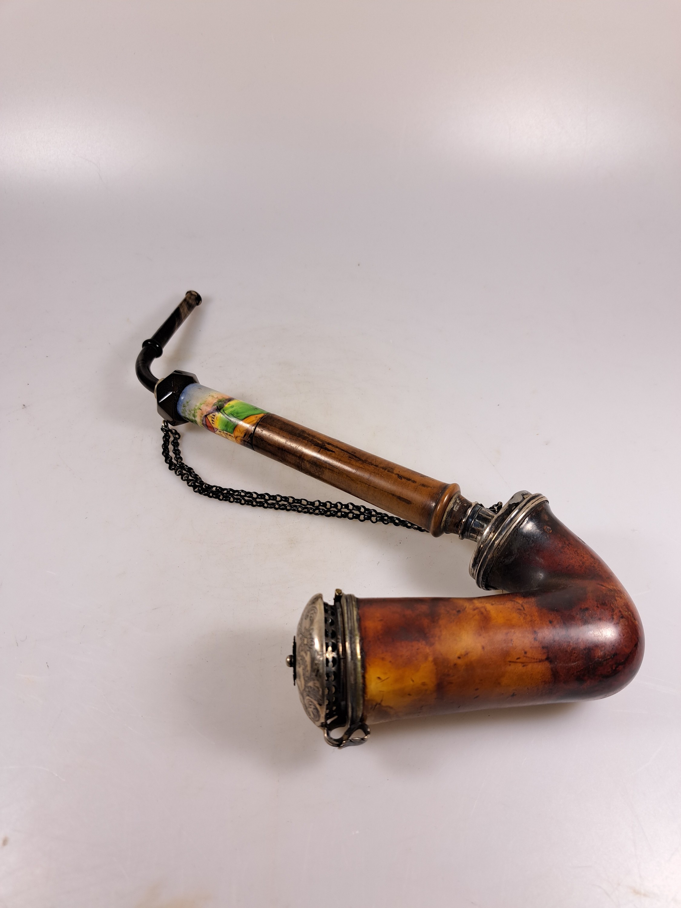 Detail e: Konvolut aus 10 Pfeifen, überwiegend Deutschland/Österreich, 19.Jh., je mit Silbermonturen in variierenden Dekoren; u.a. Meerschaumpfeifen, Wien, ...