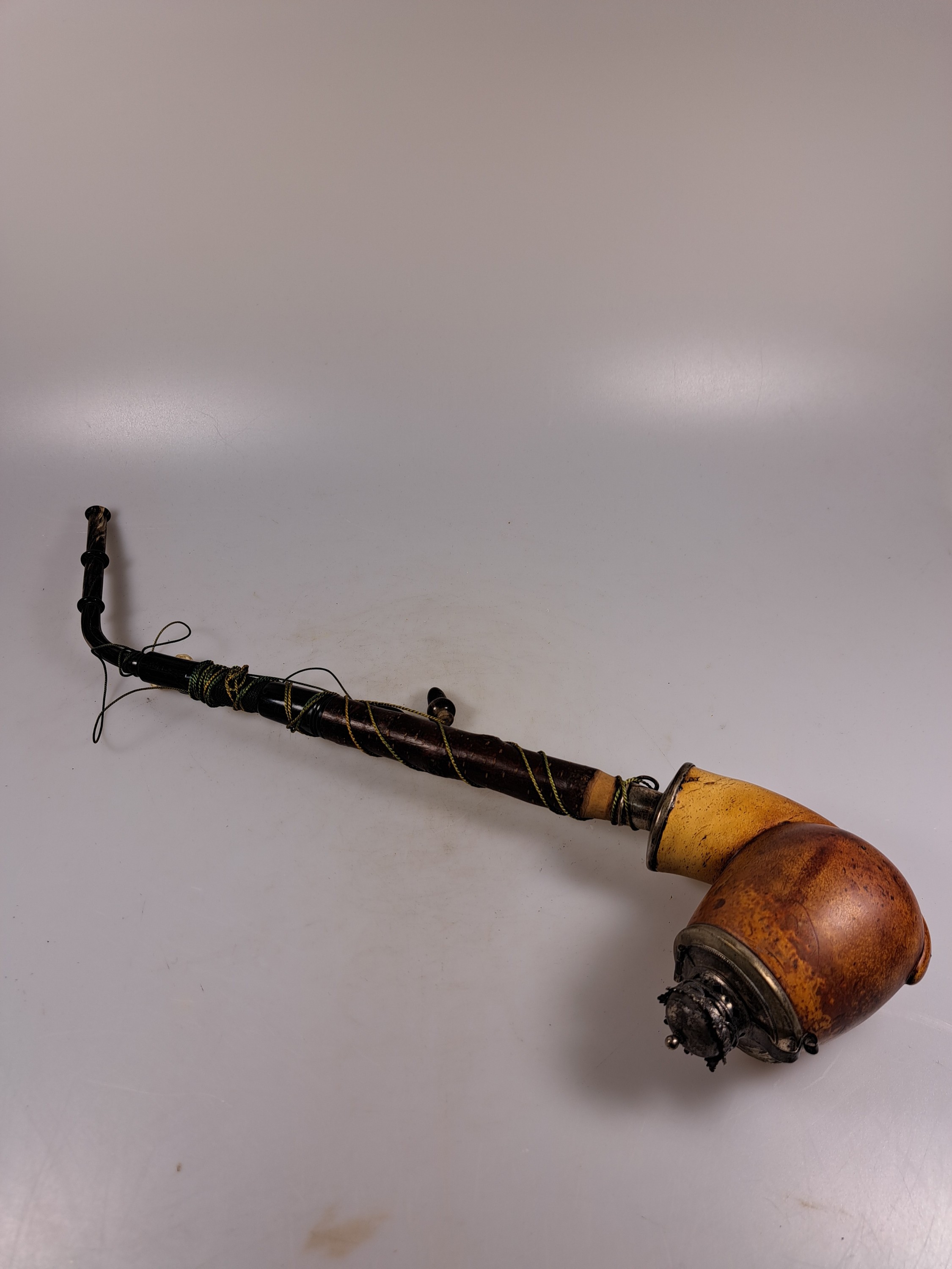 Detail f: Konvolut aus 10 Pfeifen, überwiegend Deutschland/Österreich, 19.Jh., je mit Silbermonturen in variierenden Dekoren; u.a. Meerschaumpfeifen, Wien, ...