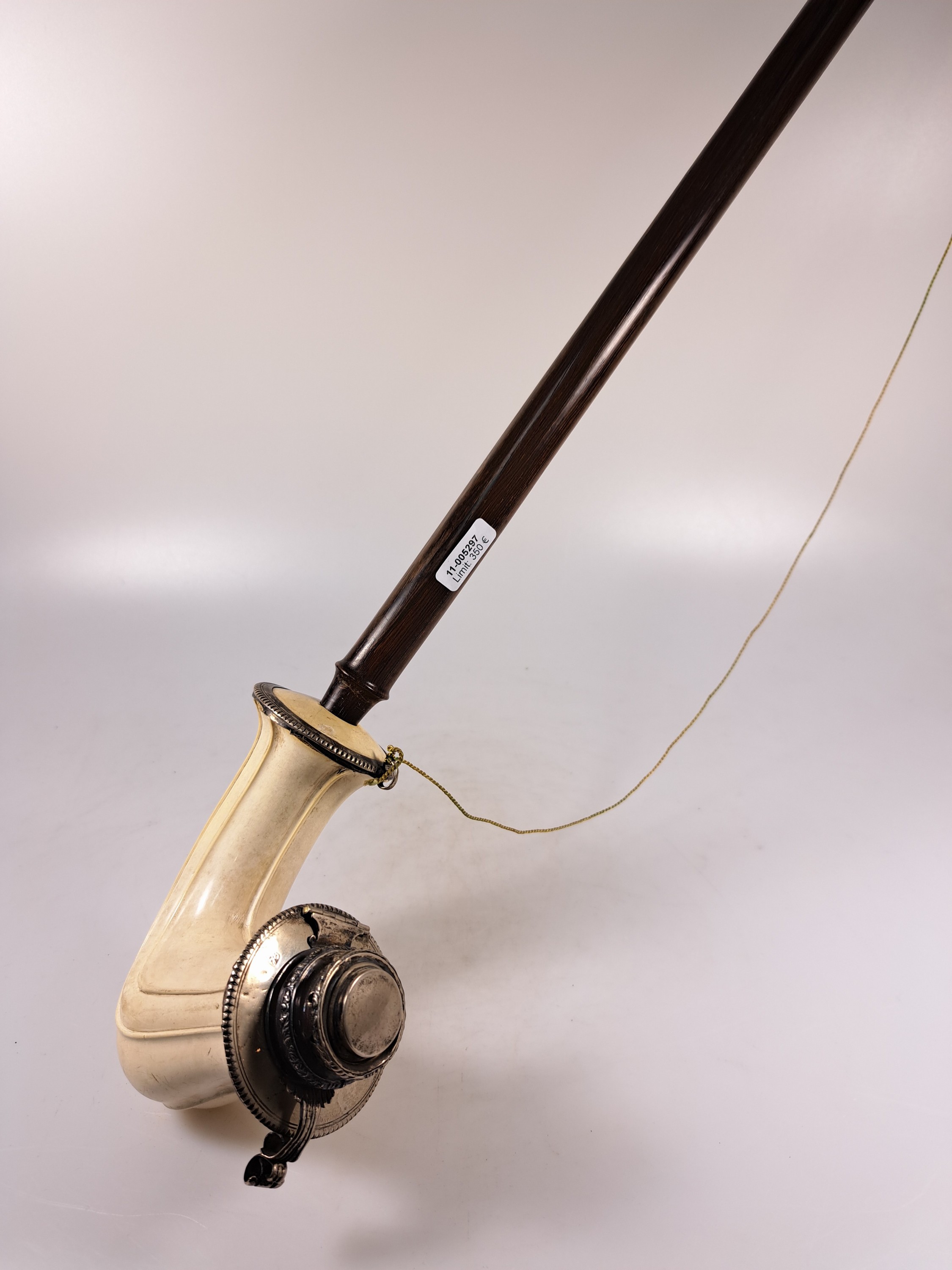 Detail g: Konvolut aus 10 Pfeifen, überwiegend Deutschland/Österreich, 19.Jh., je mit Silbermonturen in variierenden Dekoren; u.a. Meerschaumpfeifen, Wien, ...
