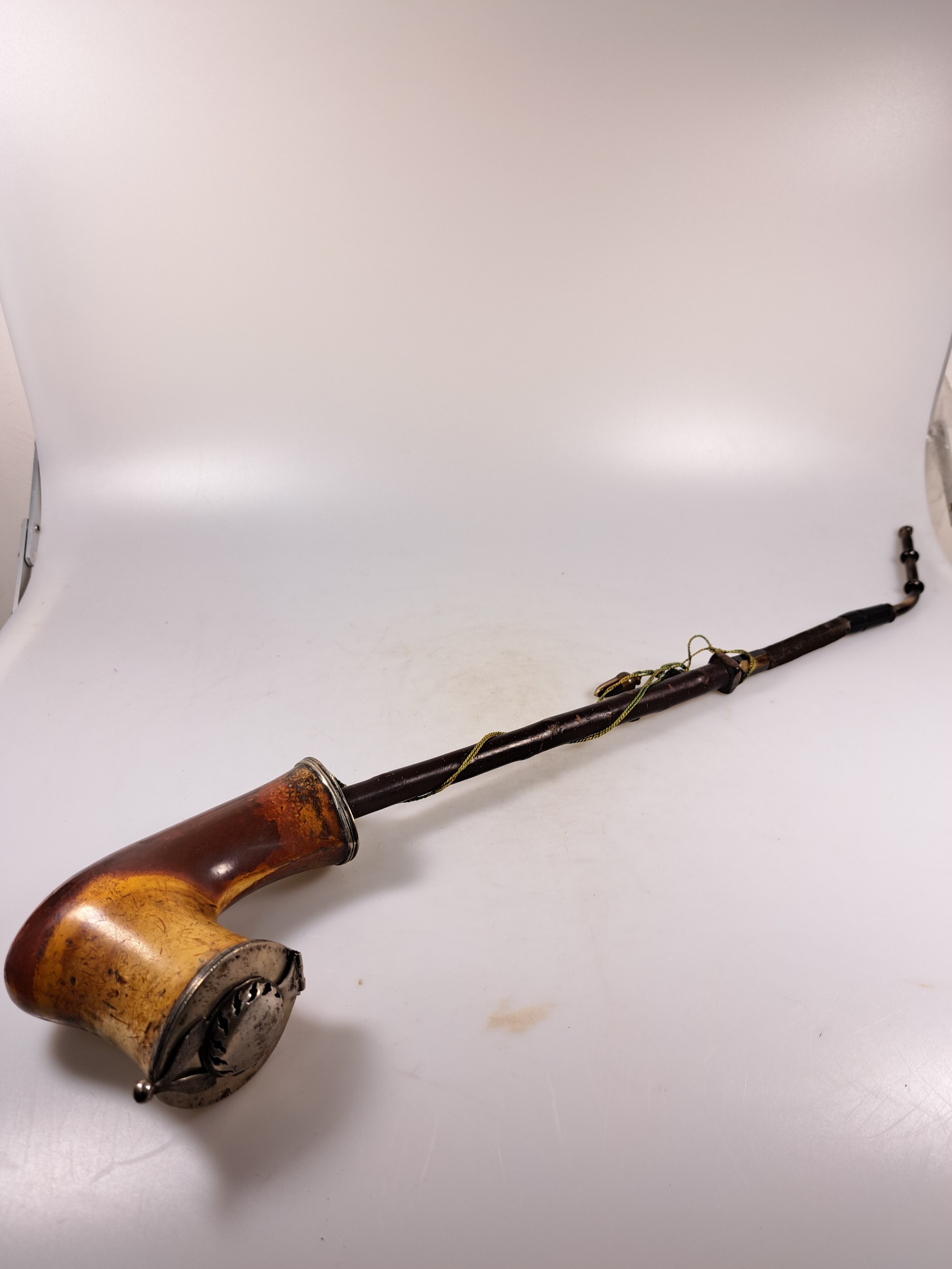 Detail j: Konvolut aus 10 Pfeifen, überwiegend Deutschland/Österreich, 19.Jh., je mit Silbermonturen in variierenden Dekoren; u.a. Meerschaumpfeifen, Wien, ...