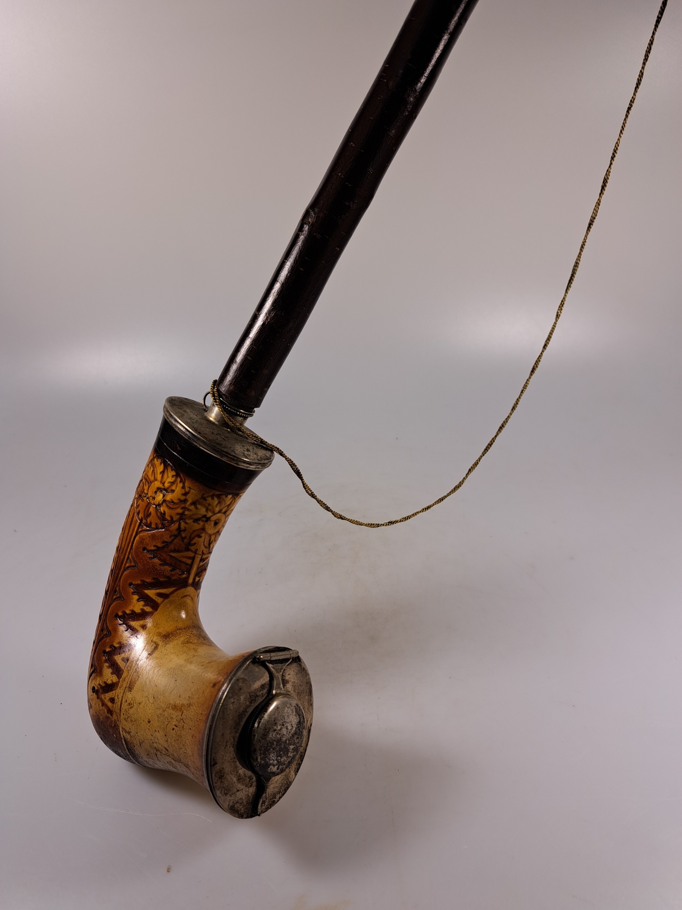 Detail k: Konvolut aus 10 Pfeifen, überwiegend Deutschland/Österreich, 19.Jh., je mit Silbermonturen in variierenden Dekoren; u.a. Meerschaumpfeifen, Wien, ...