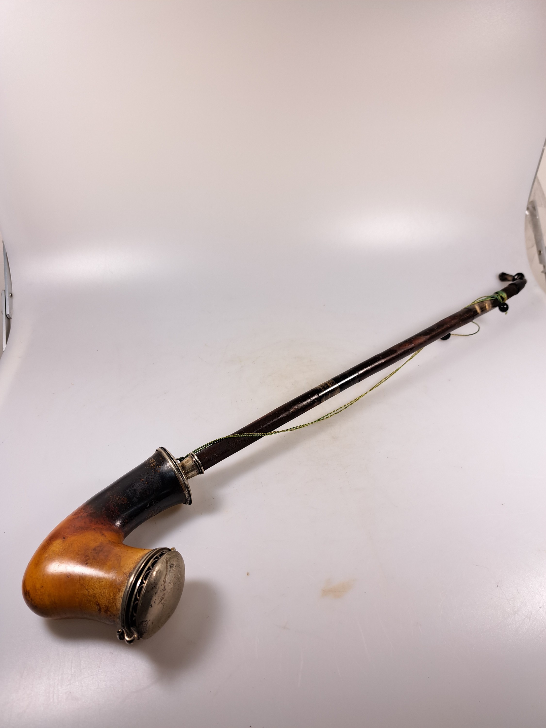 Detail m: Konvolut aus 10 Pfeifen, überwiegend Deutschland/Österreich, 19.Jh., je mit Silbermonturen in variierenden Dekoren; u.a. Meerschaumpfeifen, Wien, ...