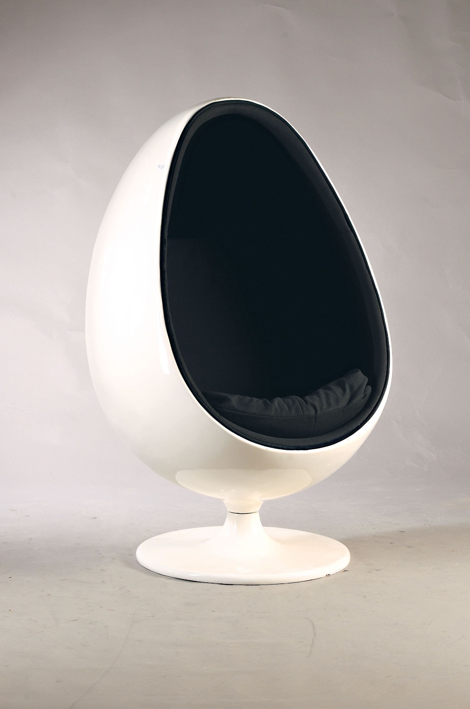 Image 26991489 - Design-Sessel ´Space Egg´, Entw. Arne Jacobsen, weißer Kunststoffkorpus in Eiform, ...