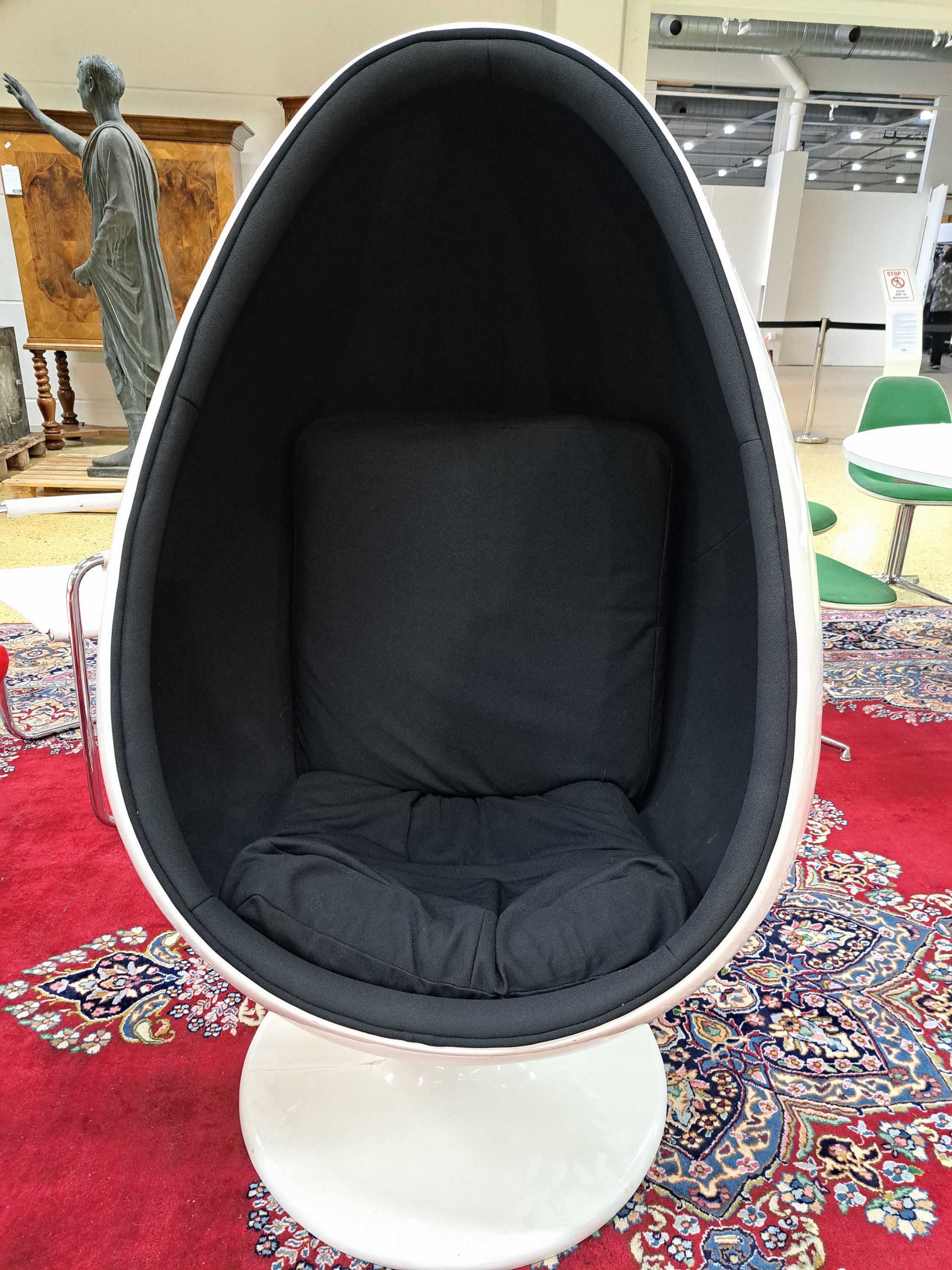 Detail a: Design-Sessel "Space Egg", Entw. Arne Jacobsen, weißer Kunststoffkorpus in Eiform, schwarze Stoffbezüge, H. 140 cm, D. 90 cm, ...