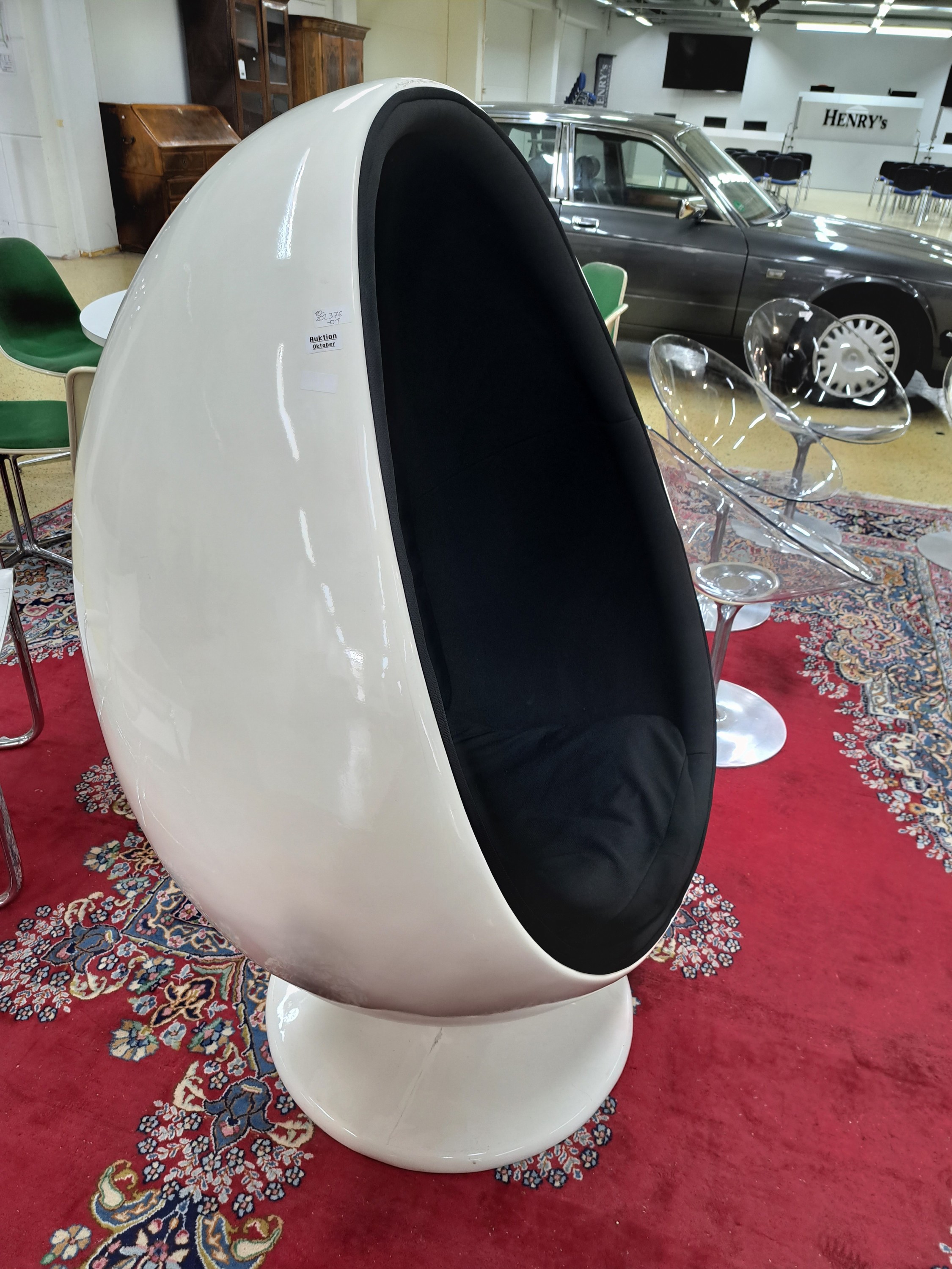 Detail c: Design-Sessel "Space Egg", Entw. Arne Jacobsen, weißer Kunststoffkorpus in Eiform, schwarze Stoffbezüge, H. 140 cm, D. 90 cm, ...
